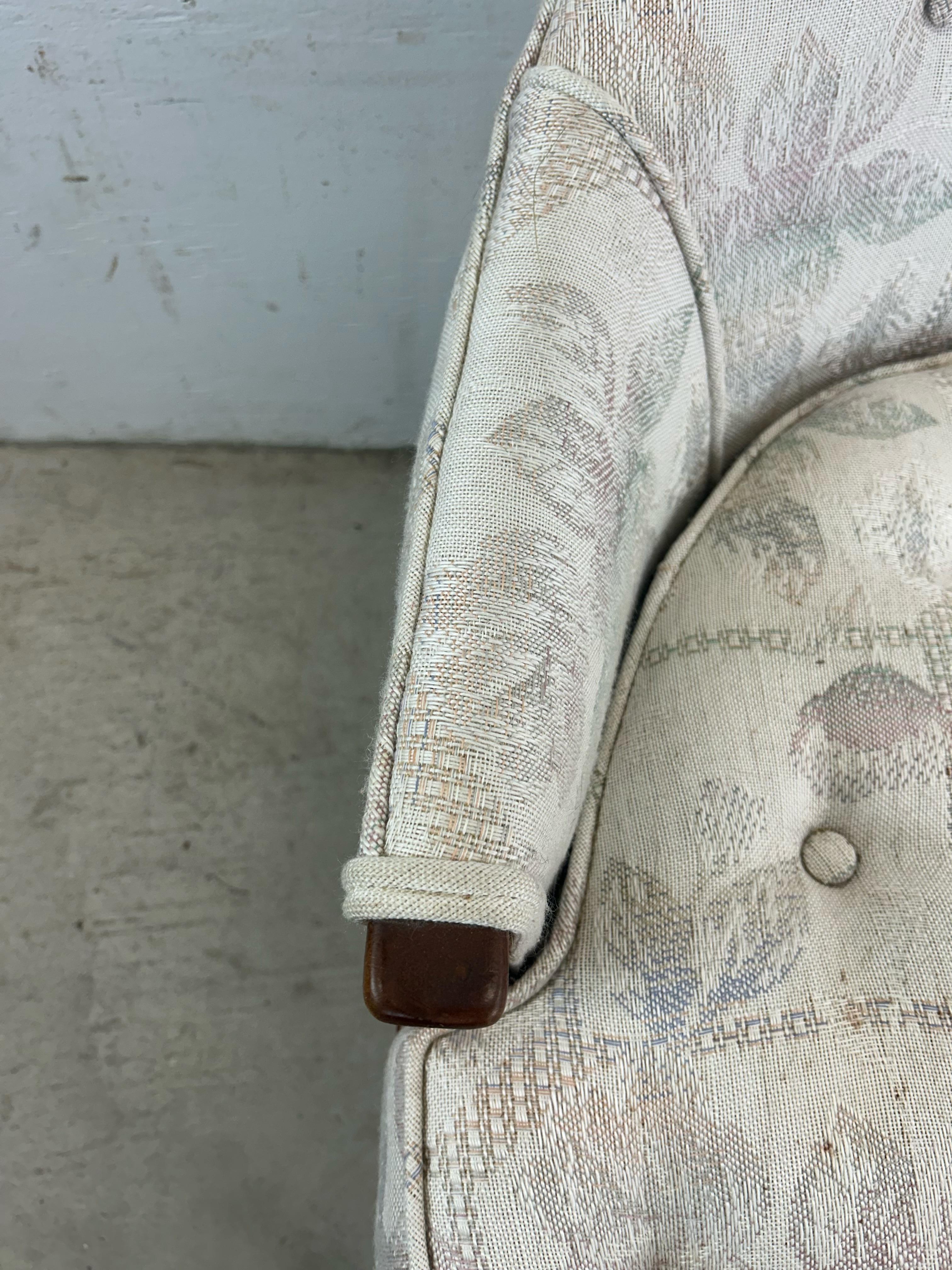 Chaise d'appoint moderne du milieu du siècle avec assise capitonnée et pieds en noyer en vente 3