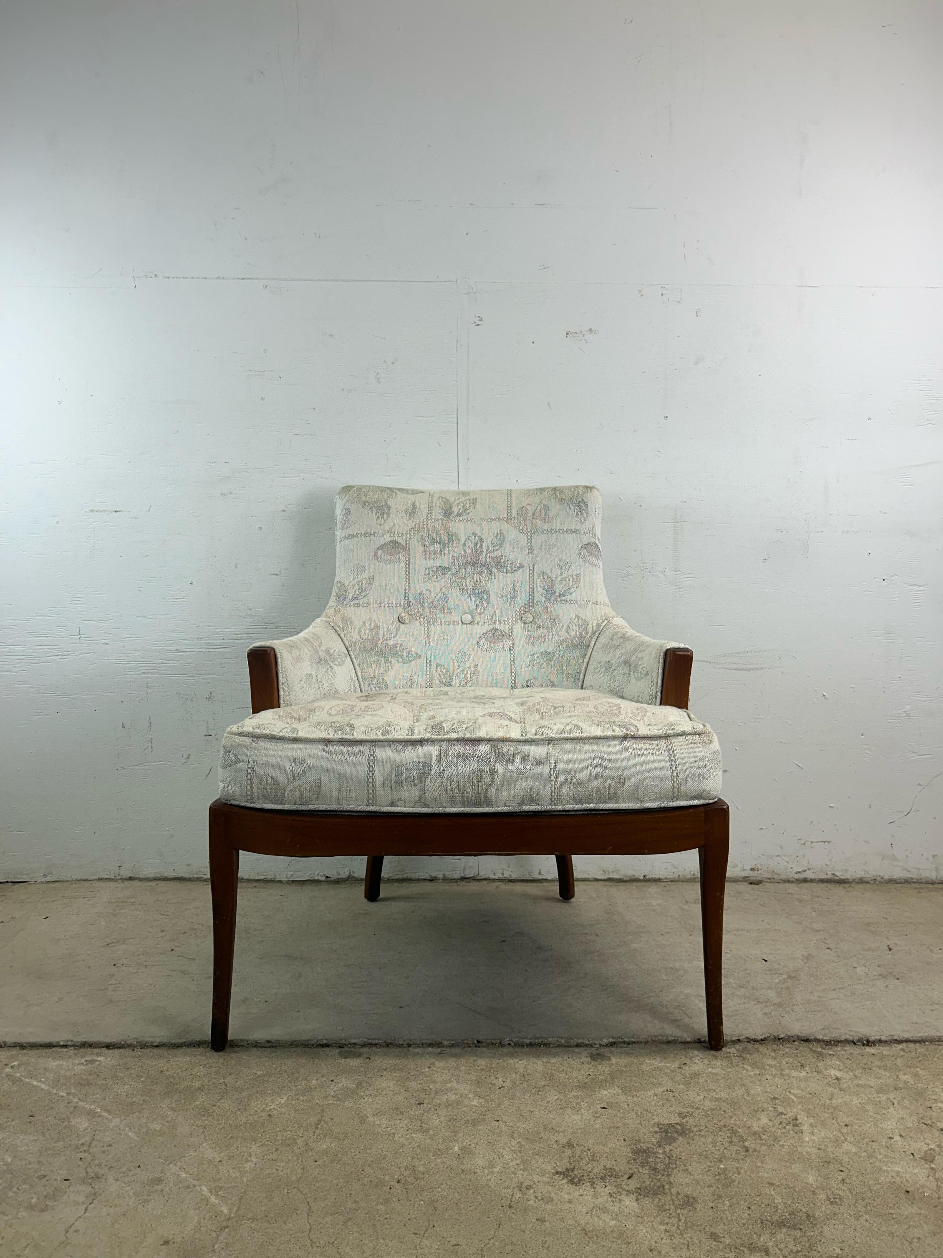 Cette chaise d'appoint moderne du milieu du siècle présente une construction en bois dur, une finition originale en noyer, un revêtement floral vintage avec coussin amovible et assise touffetée, et de grands pieds fuselés.

Dimensions : 27.5w 27d