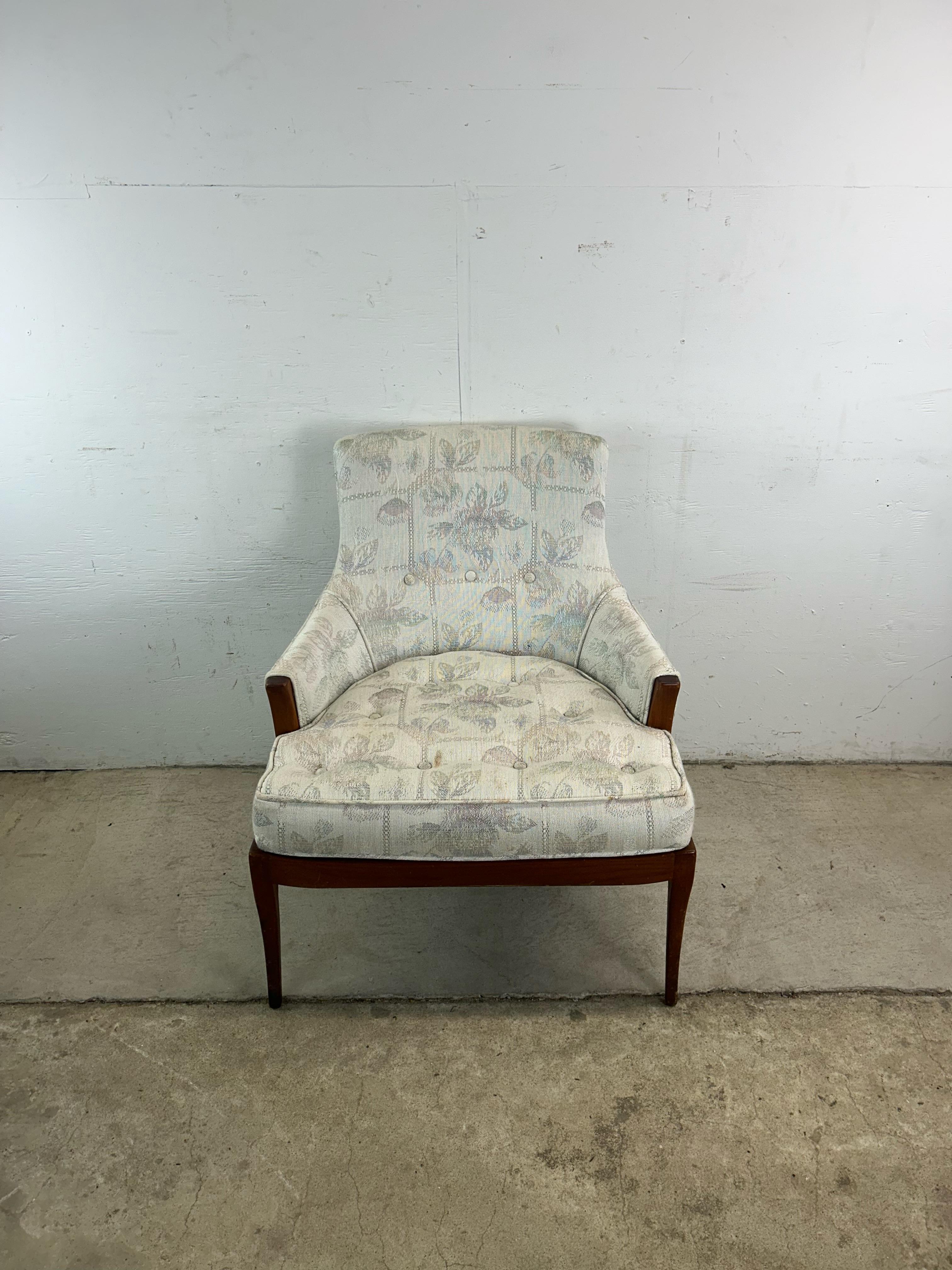Mid-Century Modern Chaise d'appoint moderne du milieu du siècle avec assise capitonnée et pieds en noyer en vente