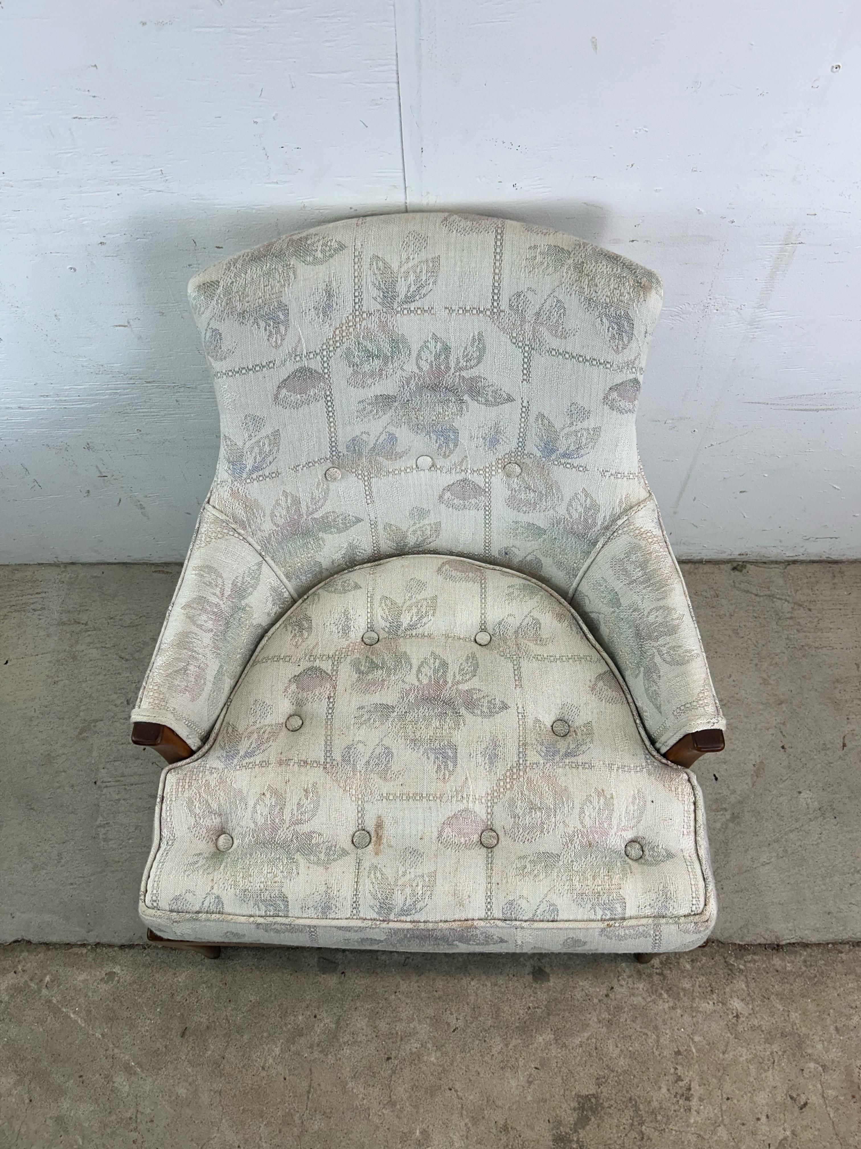 Chaise d'appoint moderne du milieu du siècle avec assise capitonnée et pieds en noyer Bon état - En vente à Freehold, NJ