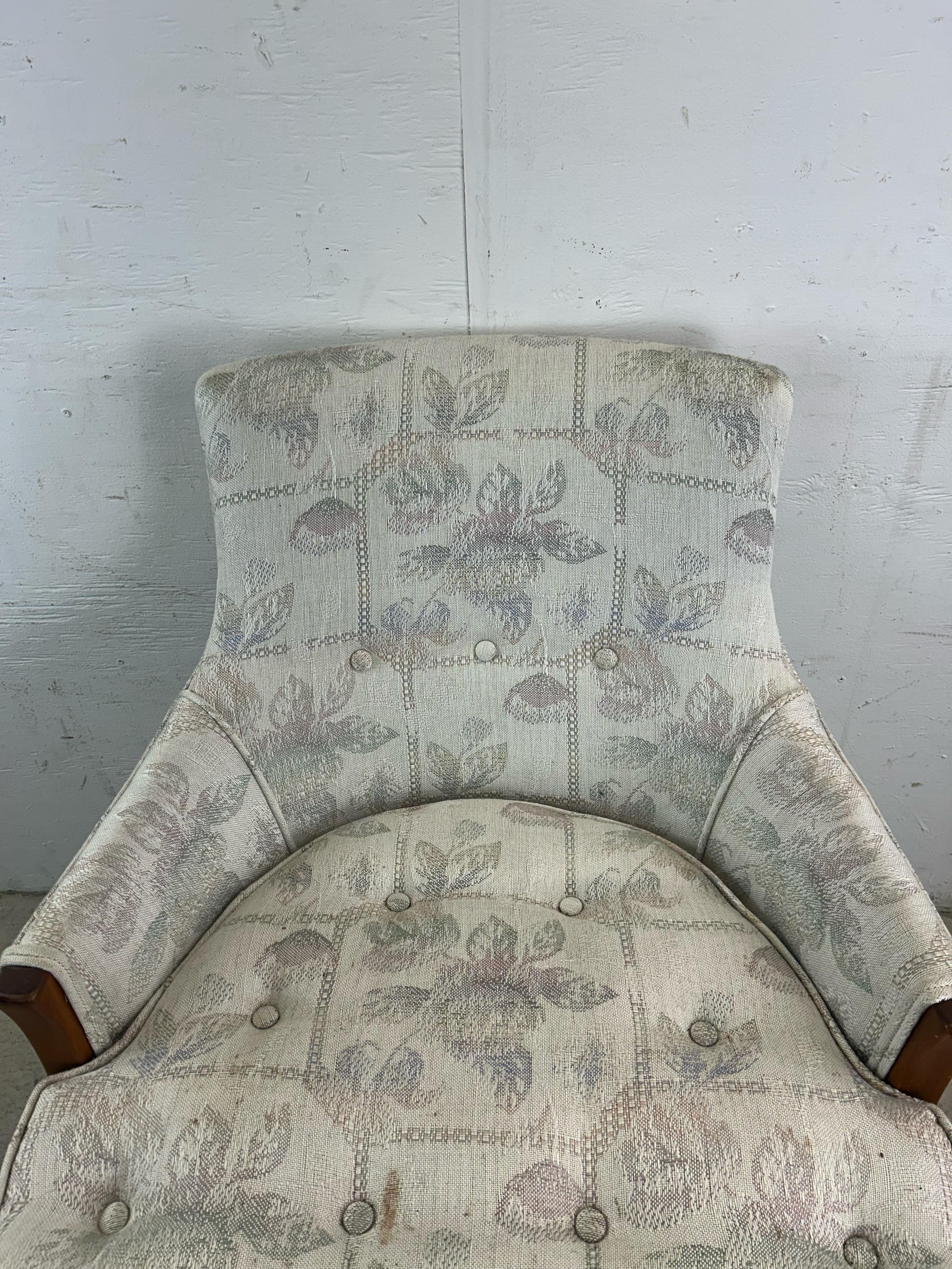 20ième siècle Chaise d'appoint moderne du milieu du siècle avec assise capitonnée et pieds en noyer en vente