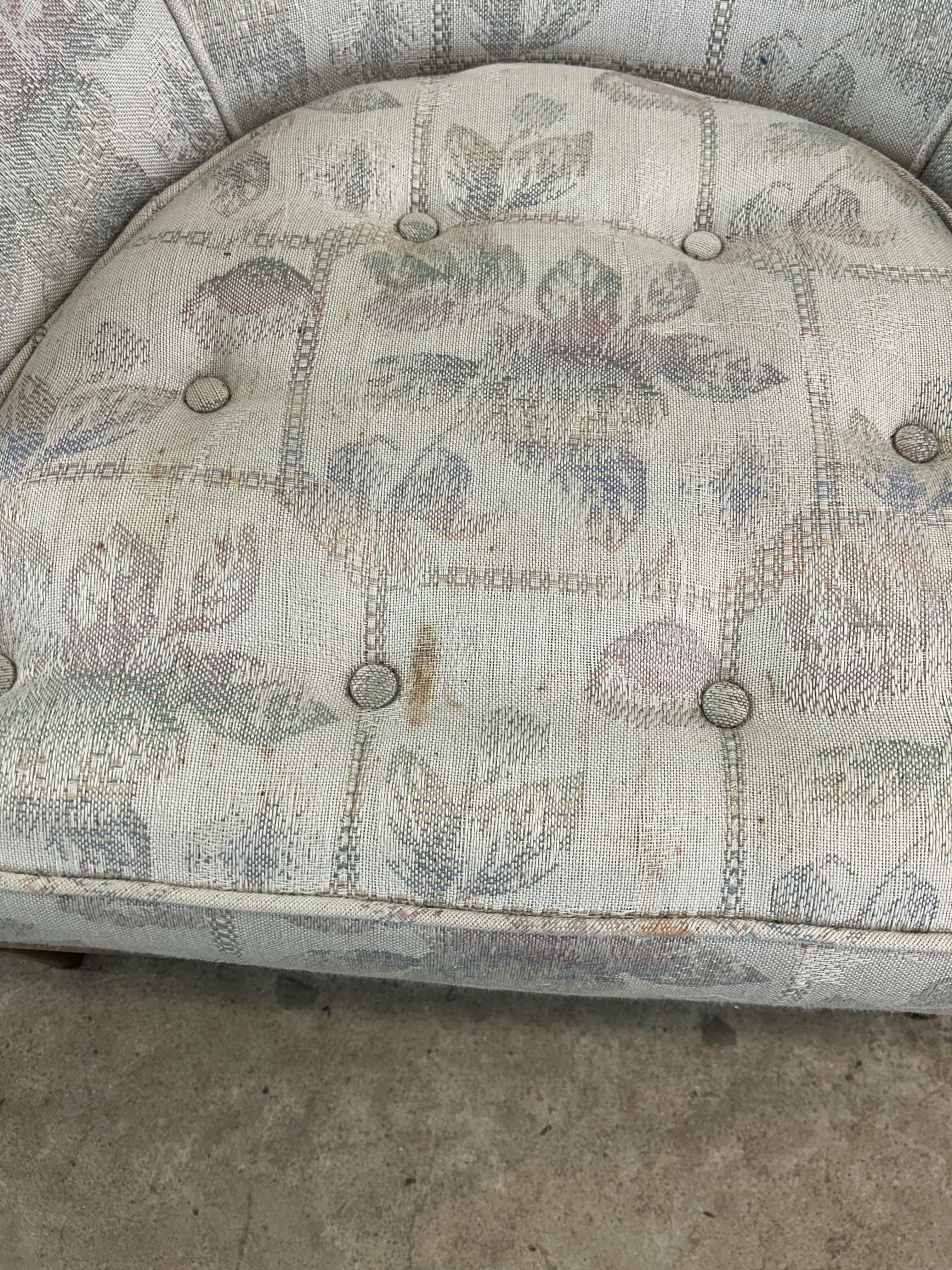 Tissu d'ameublement Chaise d'appoint moderne du milieu du siècle avec assise capitonnée et pieds en noyer en vente