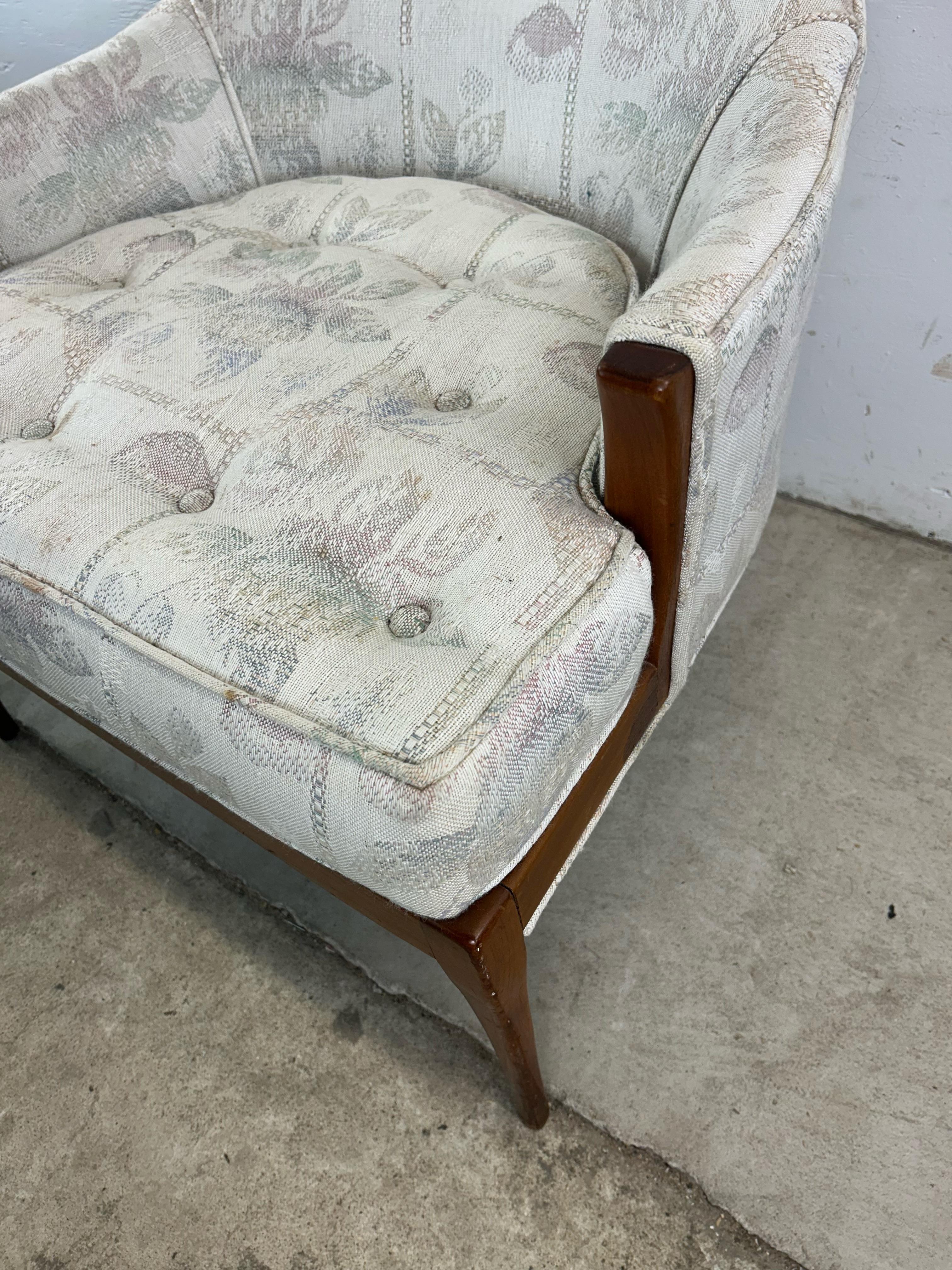 Chaise d'appoint moderne du milieu du siècle avec assise capitonnée et pieds en noyer en vente 1