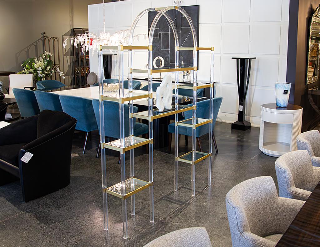 Étagère murale en lucite et laiton moderne du milieu du siècle dernier par Charles Hollis Jones en vente 5