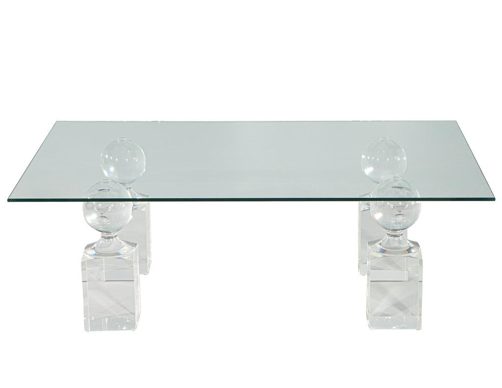Entrez dans le royaume captivant de cette table à cocktail en acrylique et verre moderne du milieu du siècle, un témoignage de l'élégance durable des années 1970. Fabriquée avec une attention méticuleuse aux détails au cœur des États-Unis, cette