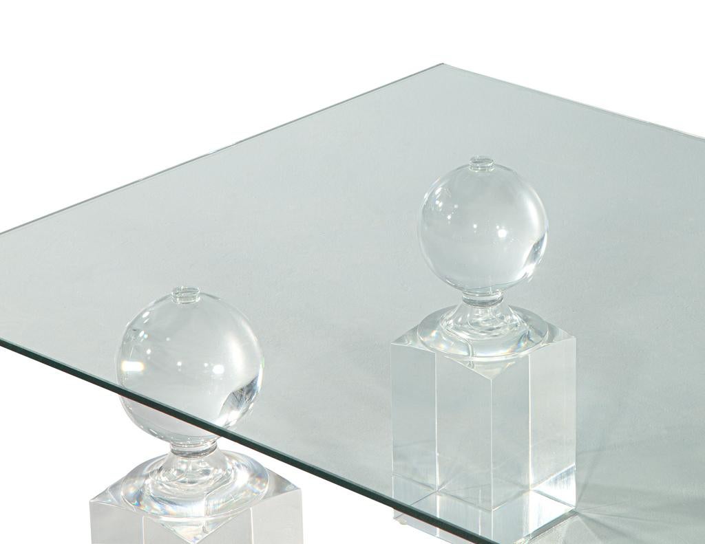 Fin du 20e siècle Table à cocktail en acrylique et verre moderne du milieu du siècle dernier en vente