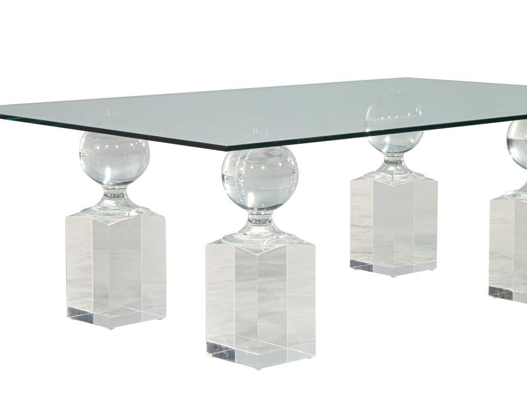 Table à cocktail en acrylique et verre moderne du milieu du siècle dernier en vente 2
