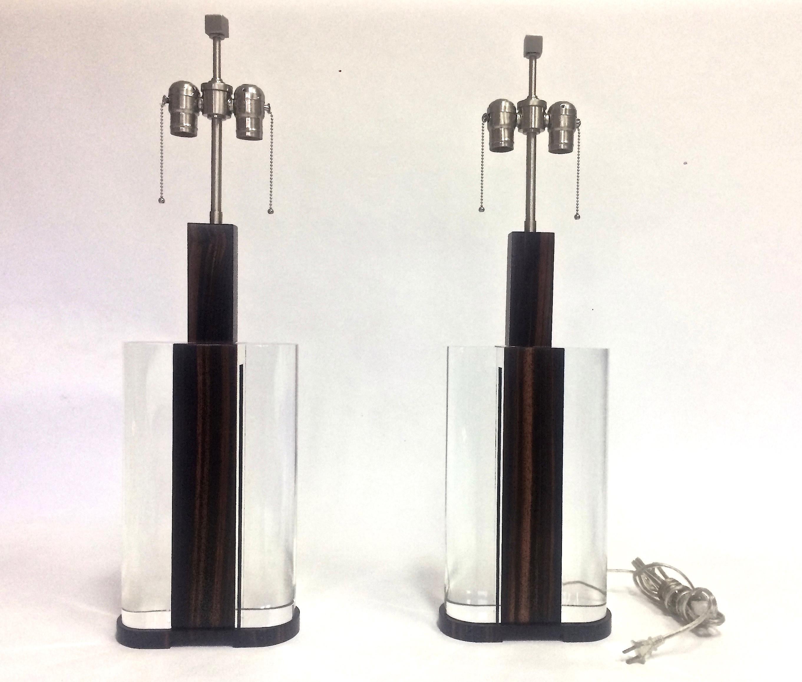 Mid-Century Modern Acrylic and Macassar Ebony Wood Pair of Lamps, in Stock (Moderne der Mitte des Jahrhunderts) im Angebot