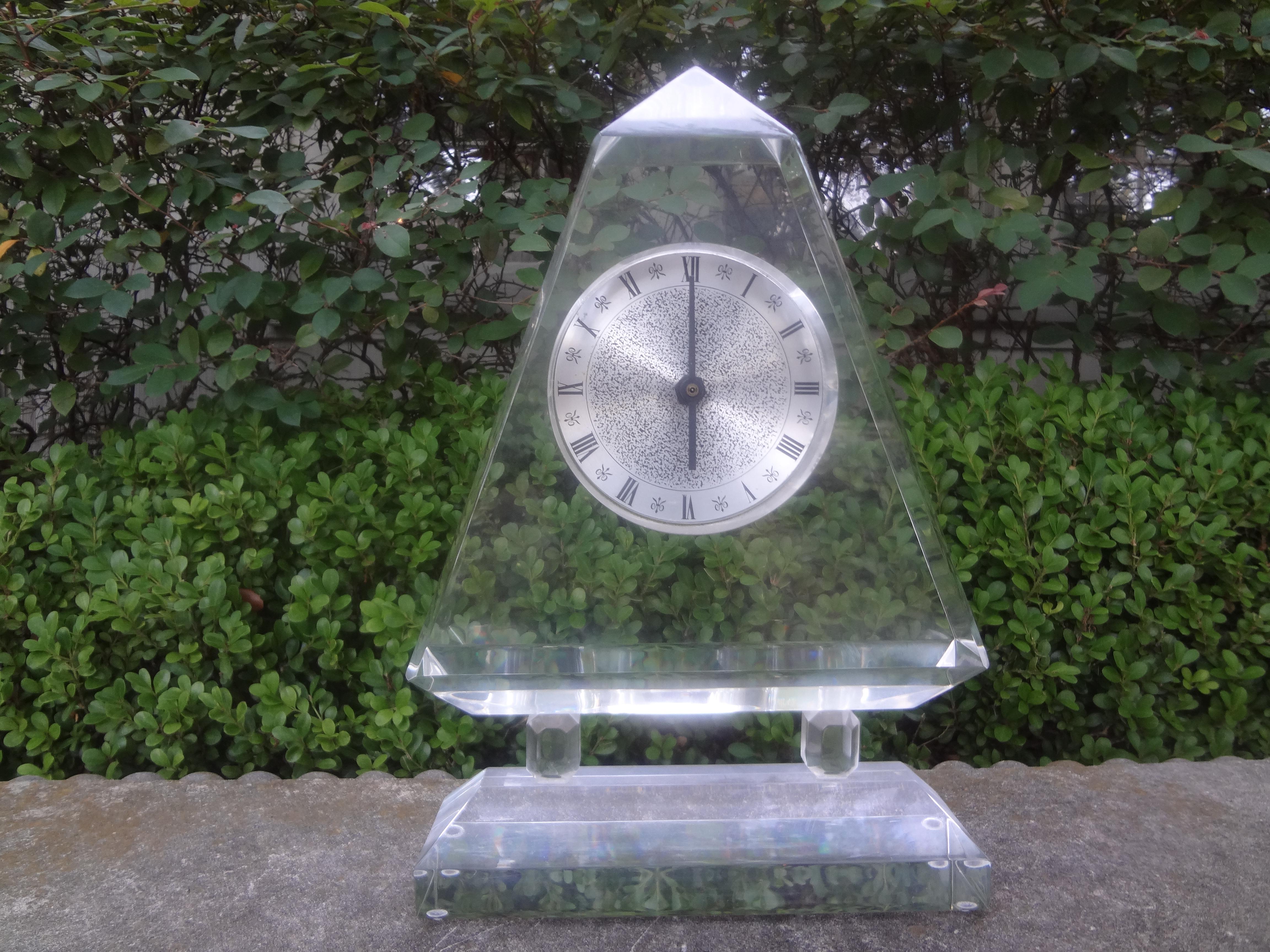 Mid Century Modern Acrylic Clock.
This beautiful mid century modern acrylic or lucite desk clock, table clock or mantel clock in a Neoclassical style and is battery operated. As with all clock sales, best to have checked by clock expert
Stunning mid