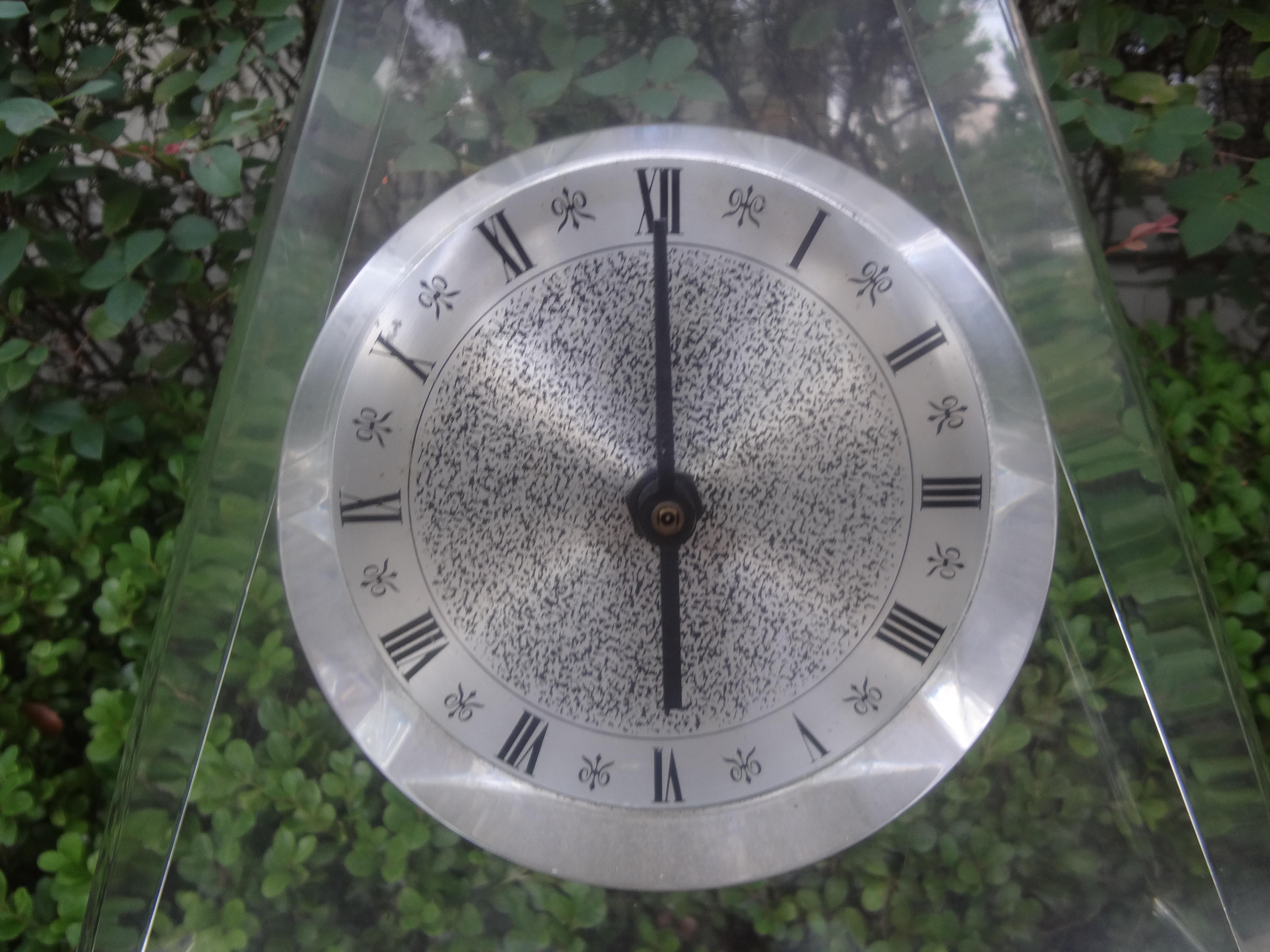 Moderne Acryl-Uhr im neoklassischen Stil der Mitte des Jahrhunderts (amerikanisch) im Angebot