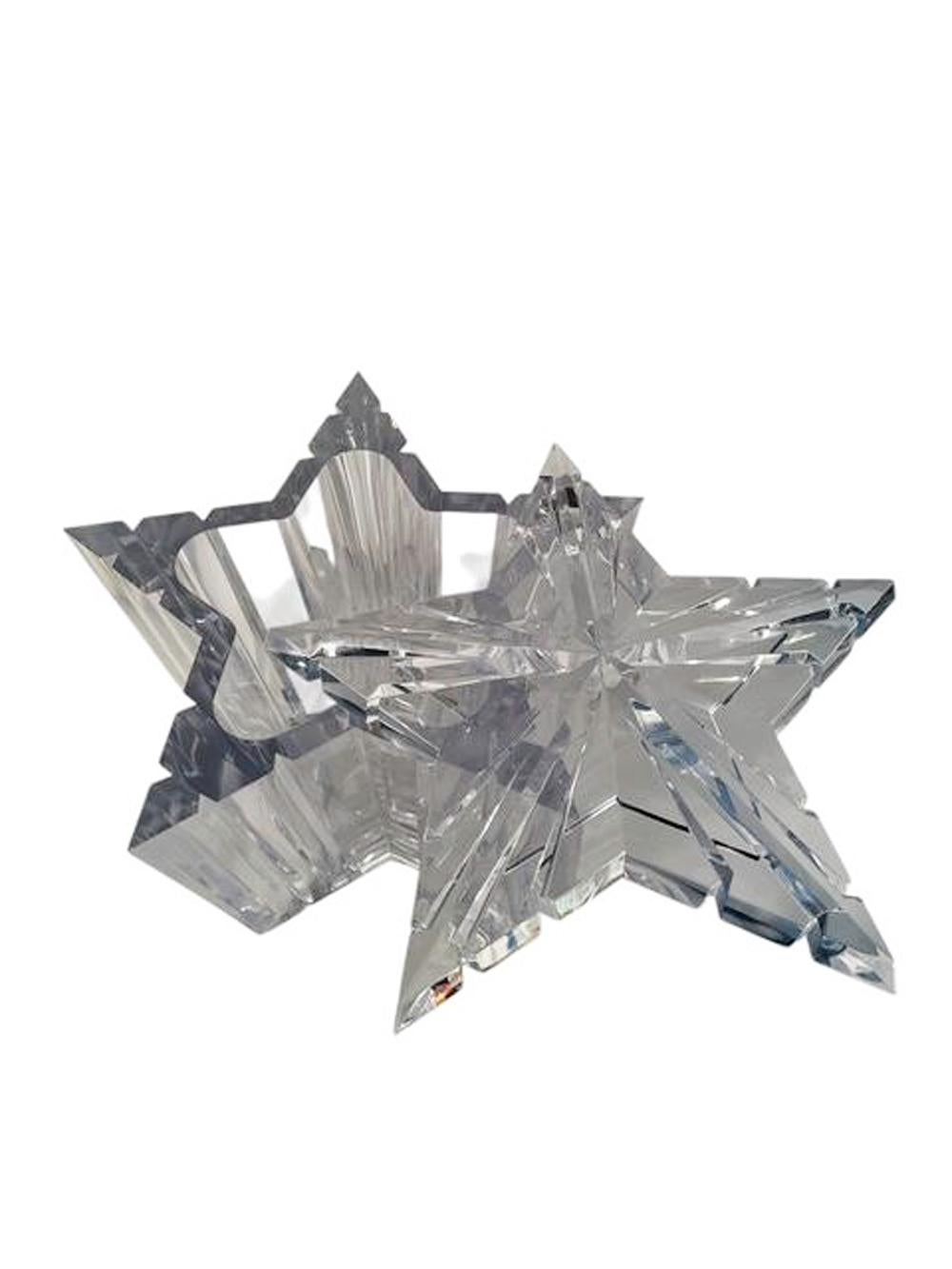Mid-Century Modern Acrylic Ice Bucket of Star Form with a Faceted Swivel Lid In Good Condition For Sale In Chapel Hill, NC