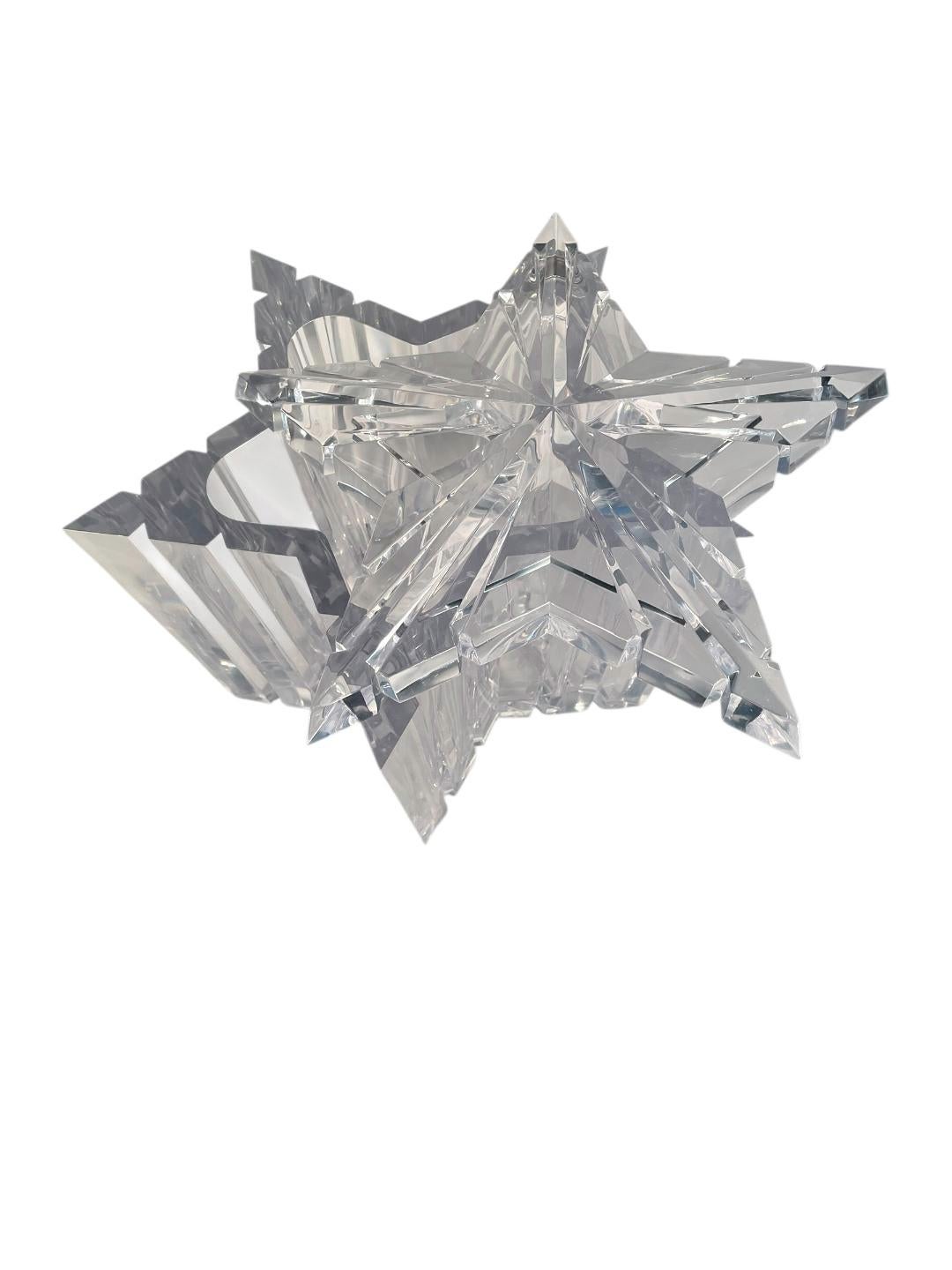 20th Century Mid-Century Modern Acrylic Ice Bucket of Star Form with a Faceted Swivel Lid For Sale