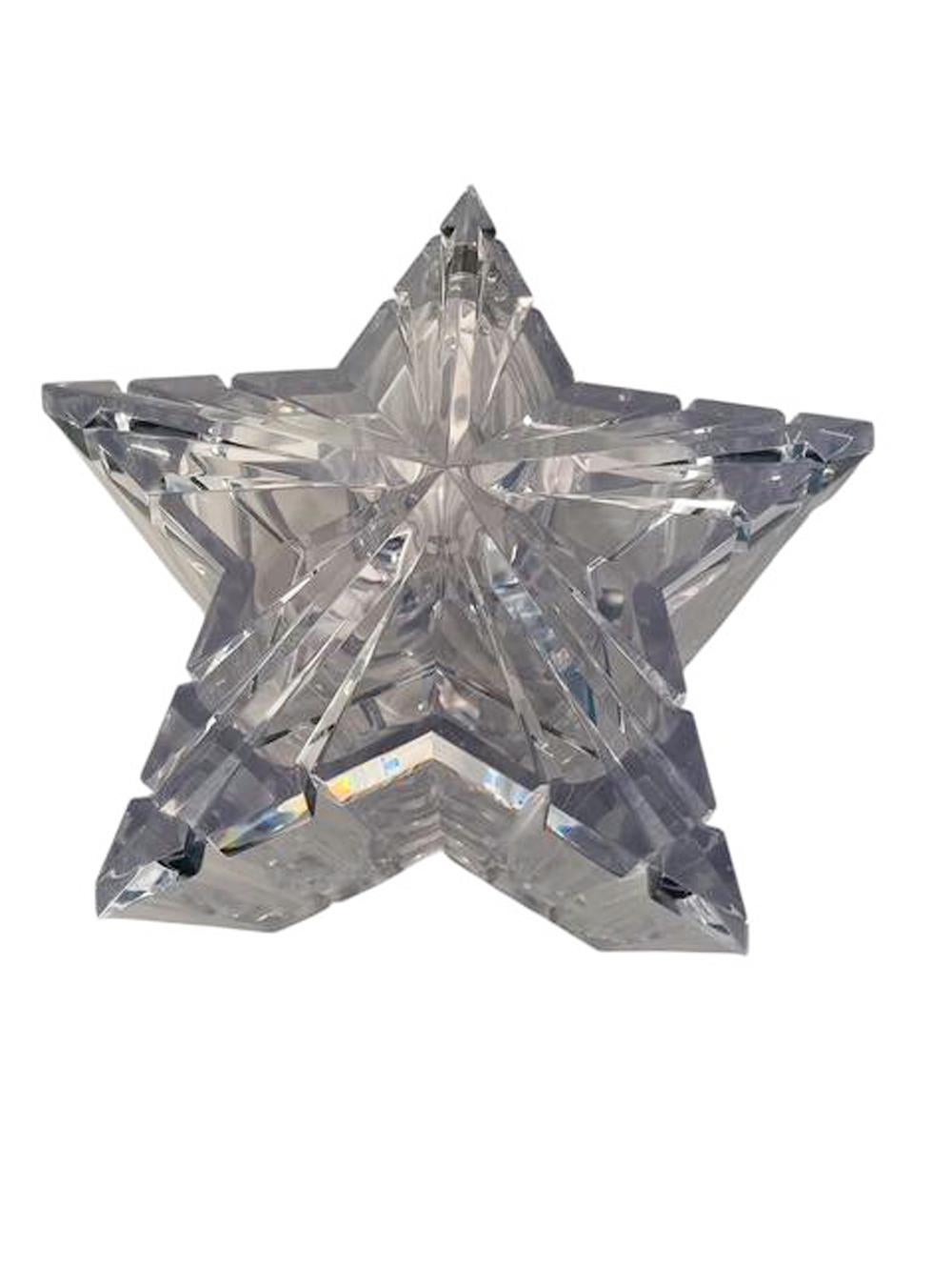 Mid-Century Modern Acrylic Ice Bucket of Star Form with a Faceted Swivel Lid For Sale 3
