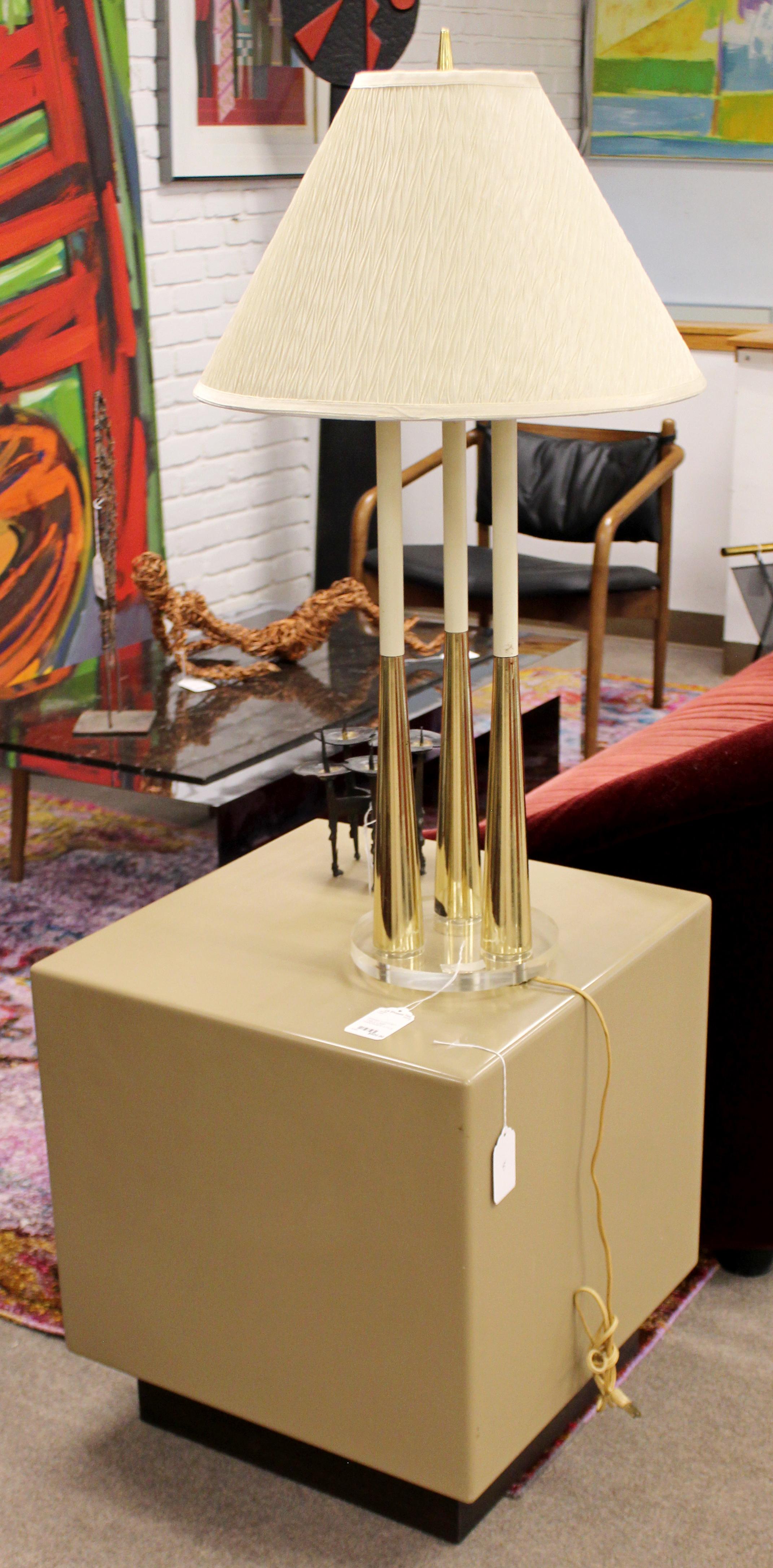 Mid-Century Modern Acrylic Metro Cube Side End Table on Plinth Base In Good Condition In Keego Harbor, MI