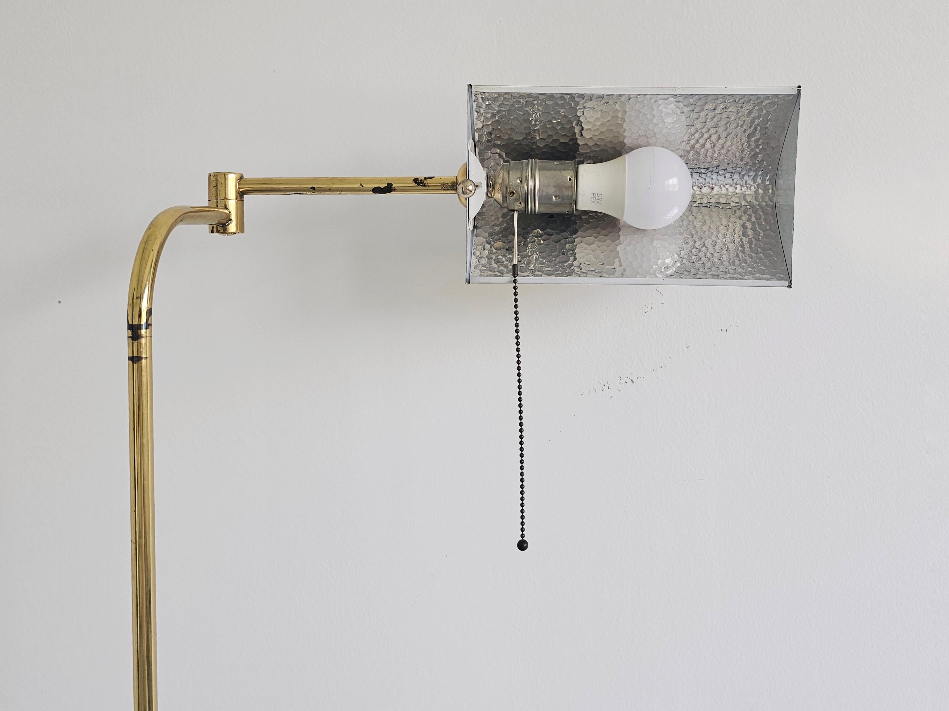 Lampadaire de lecture à bras pivotant réglable en laiton, Allemagne, années 1960 en vente 6