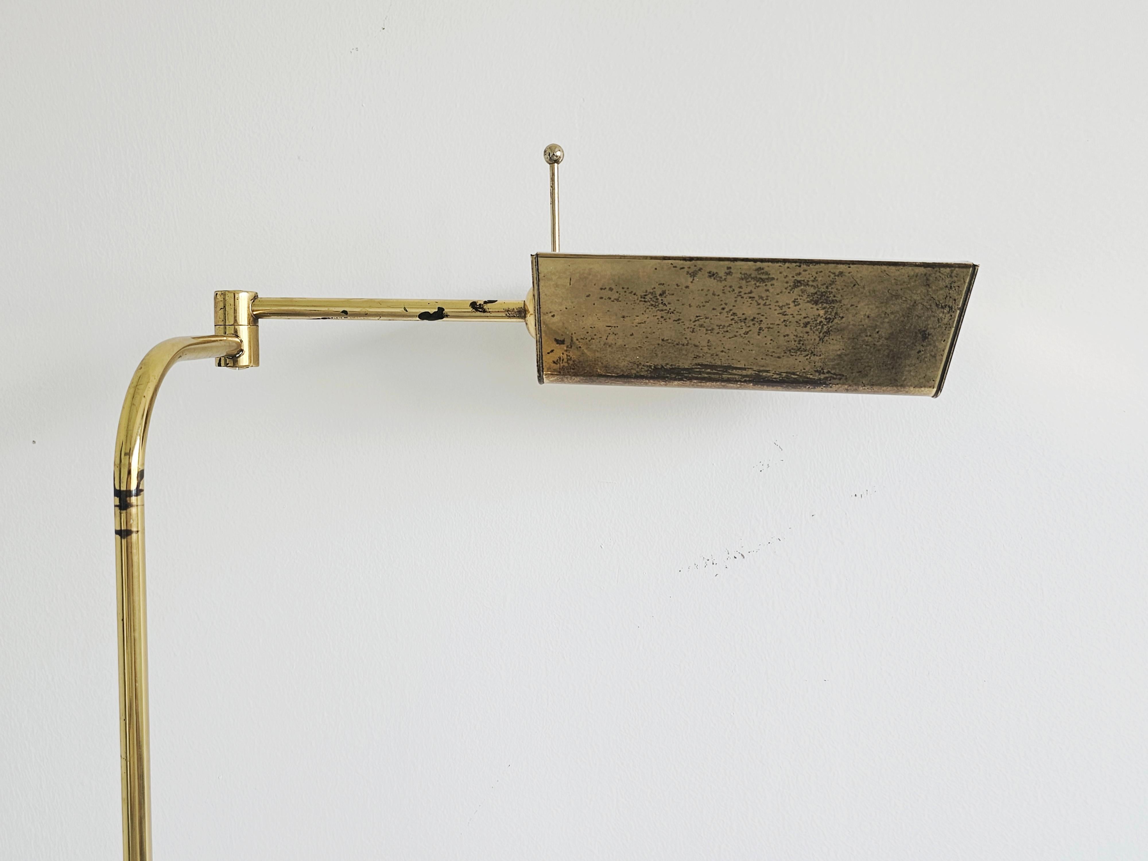 Lampadaire de lecture à bras pivotant réglable en laiton, Allemagne, années 1960 en vente 7