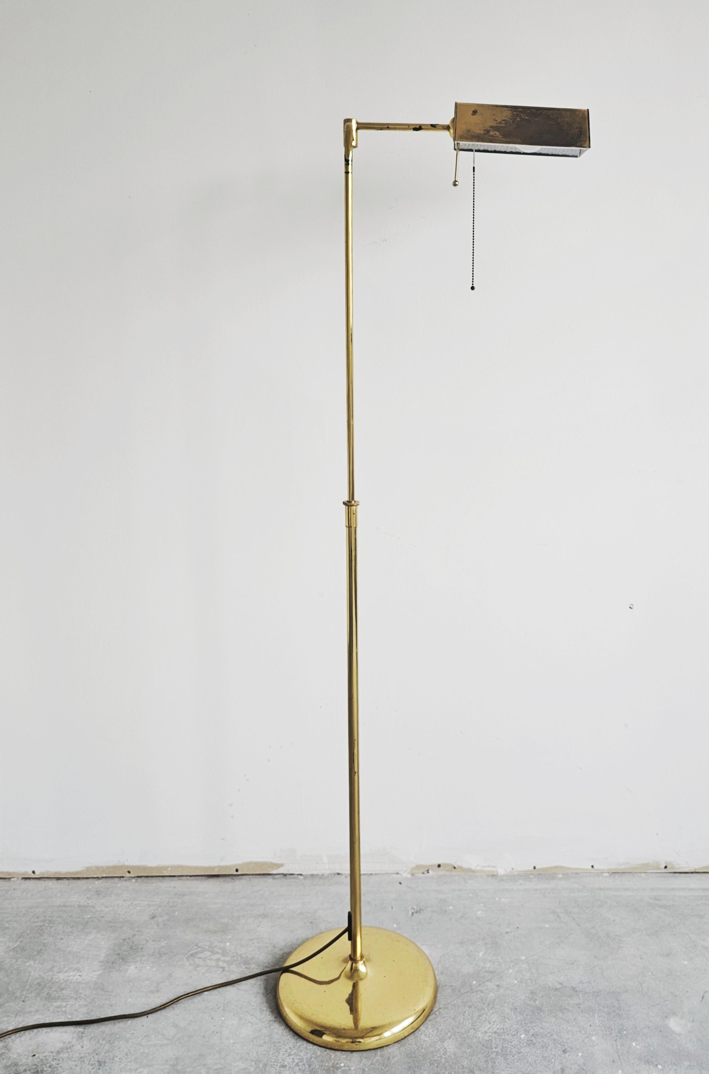 Dans cette liste, vous trouverez une superbe lampe de lecture au sol en laiton ajustable de style moderne du milieu du siècle, dans le style de Koch et Lowy. La lampe est une lampe à bras pivotant, ce qui permet d'ajuster la position de la lumière.