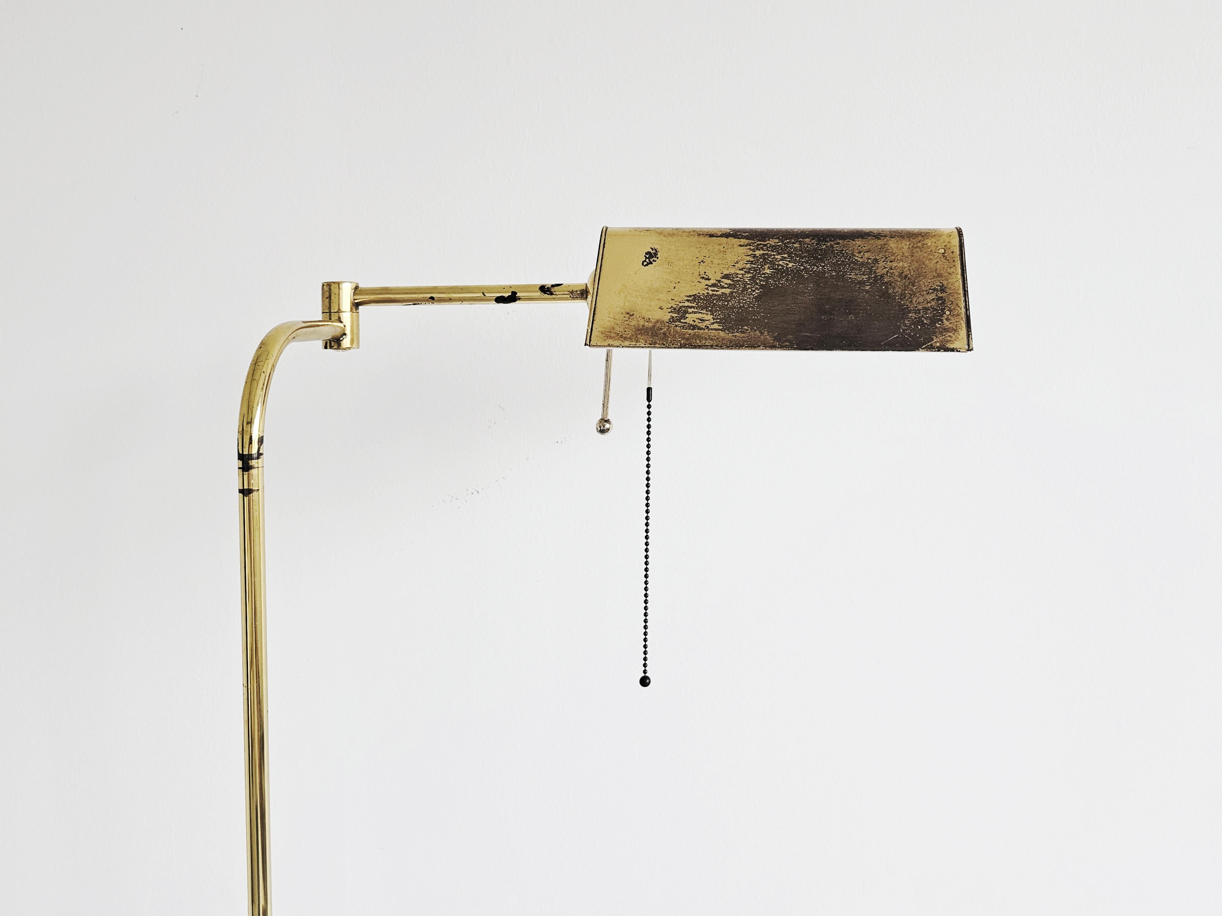 Mid-Century Modern Lampadaire de lecture à bras pivotant réglable en laiton, Allemagne, années 1960 en vente