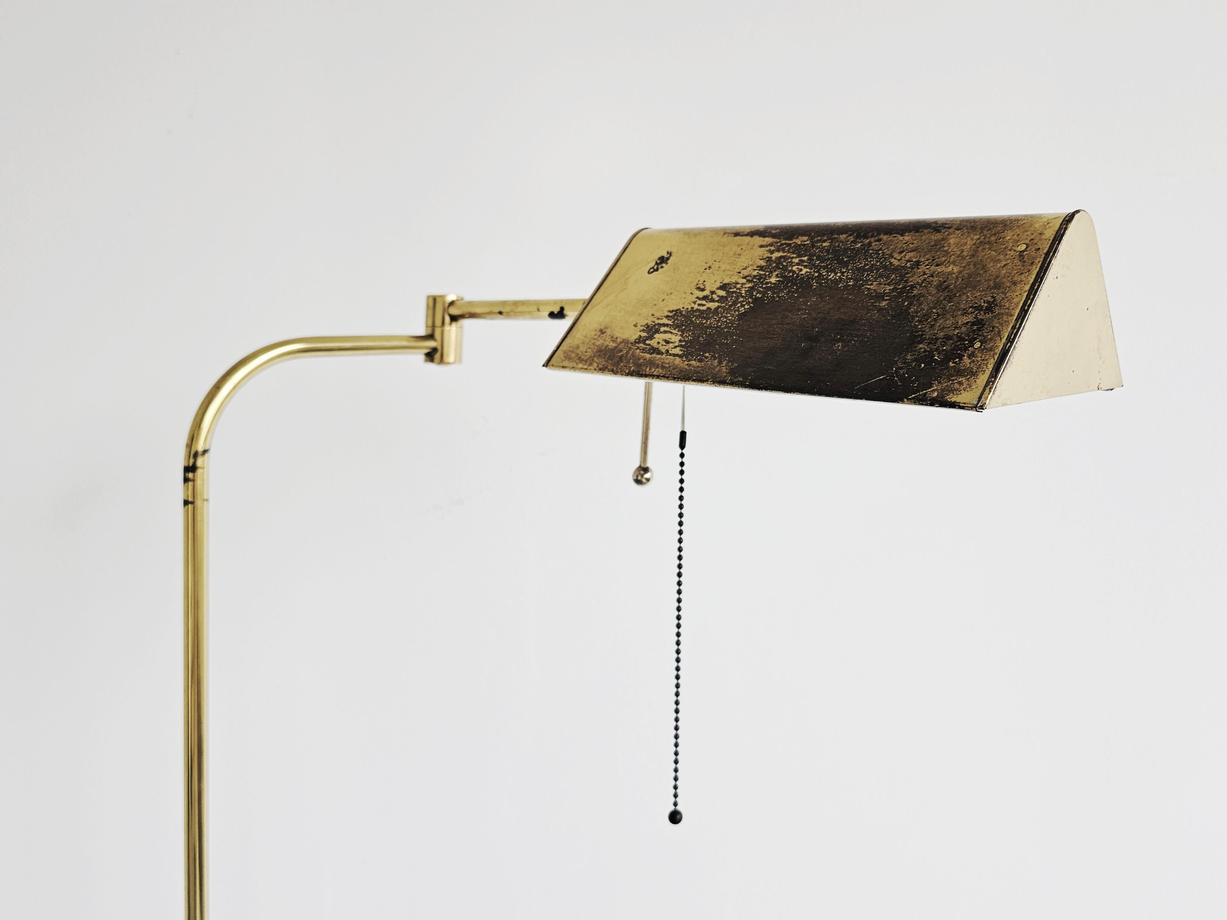 Allemand Lampadaire de lecture à bras pivotant réglable en laiton, Allemagne, années 1960 en vente