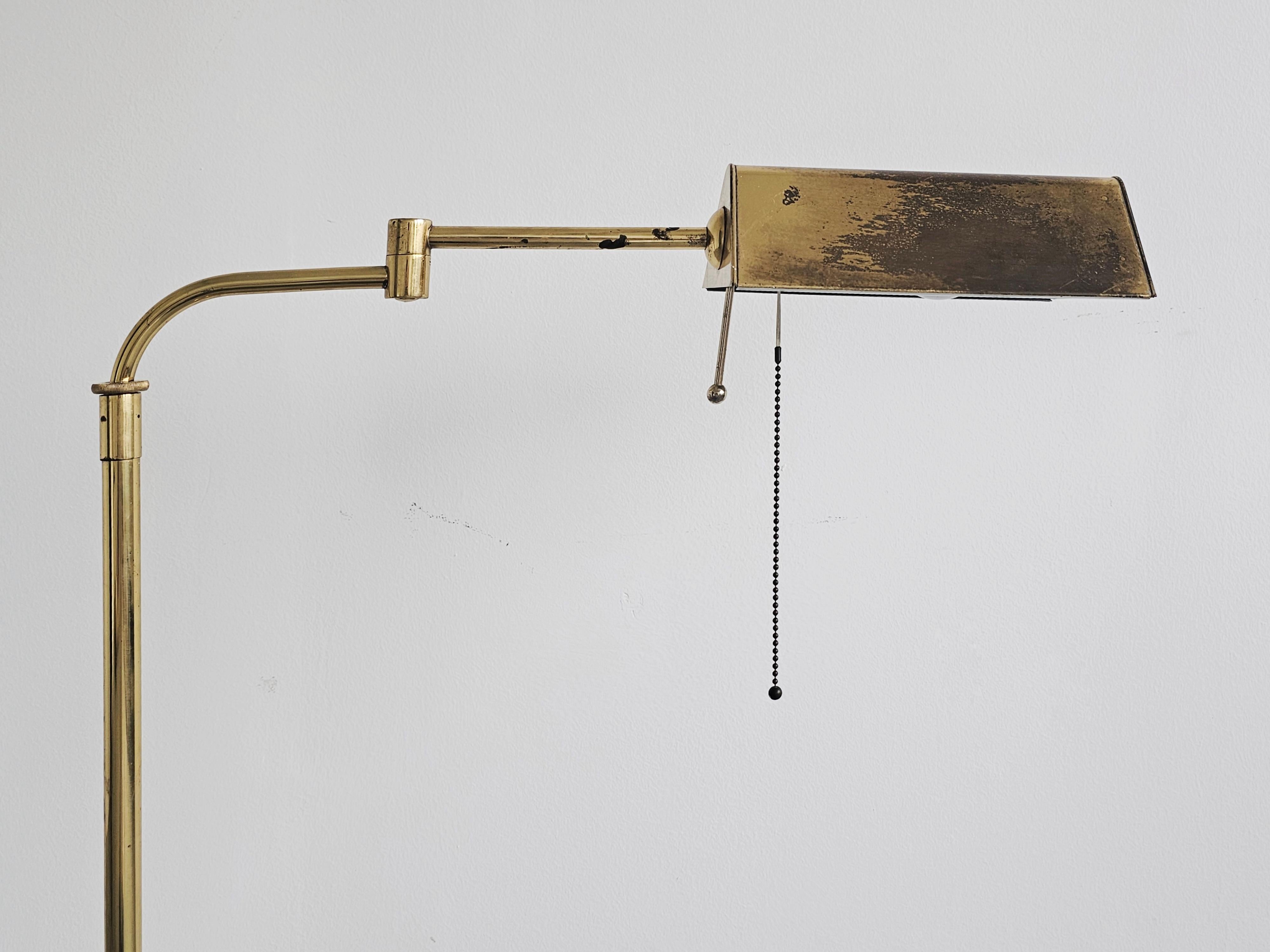 Laiton Lampadaire de lecture à bras pivotant réglable en laiton, Allemagne, années 1960 en vente