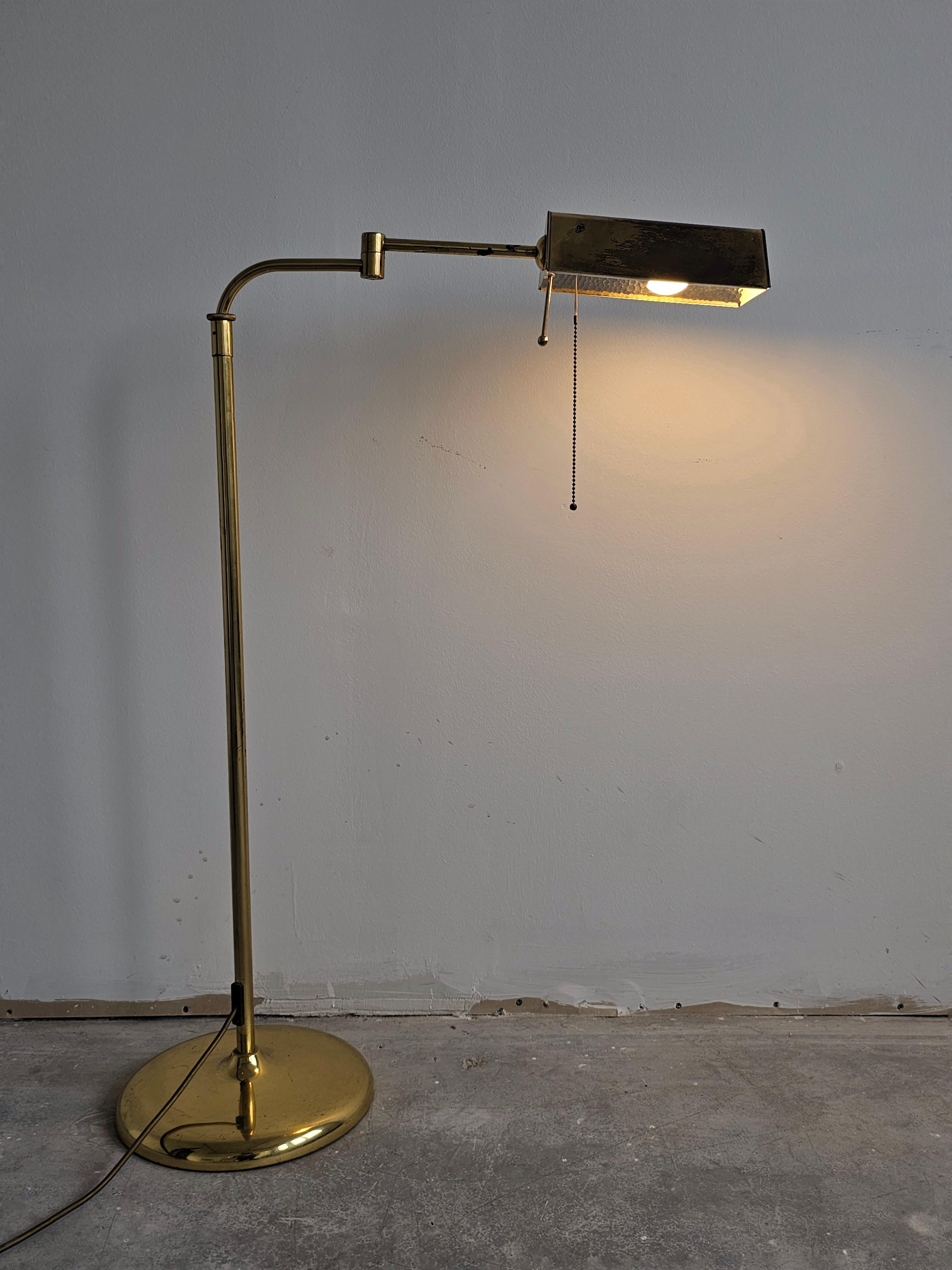 Lampadaire de lecture à bras pivotant réglable en laiton, Allemagne, années 1960 en vente 2