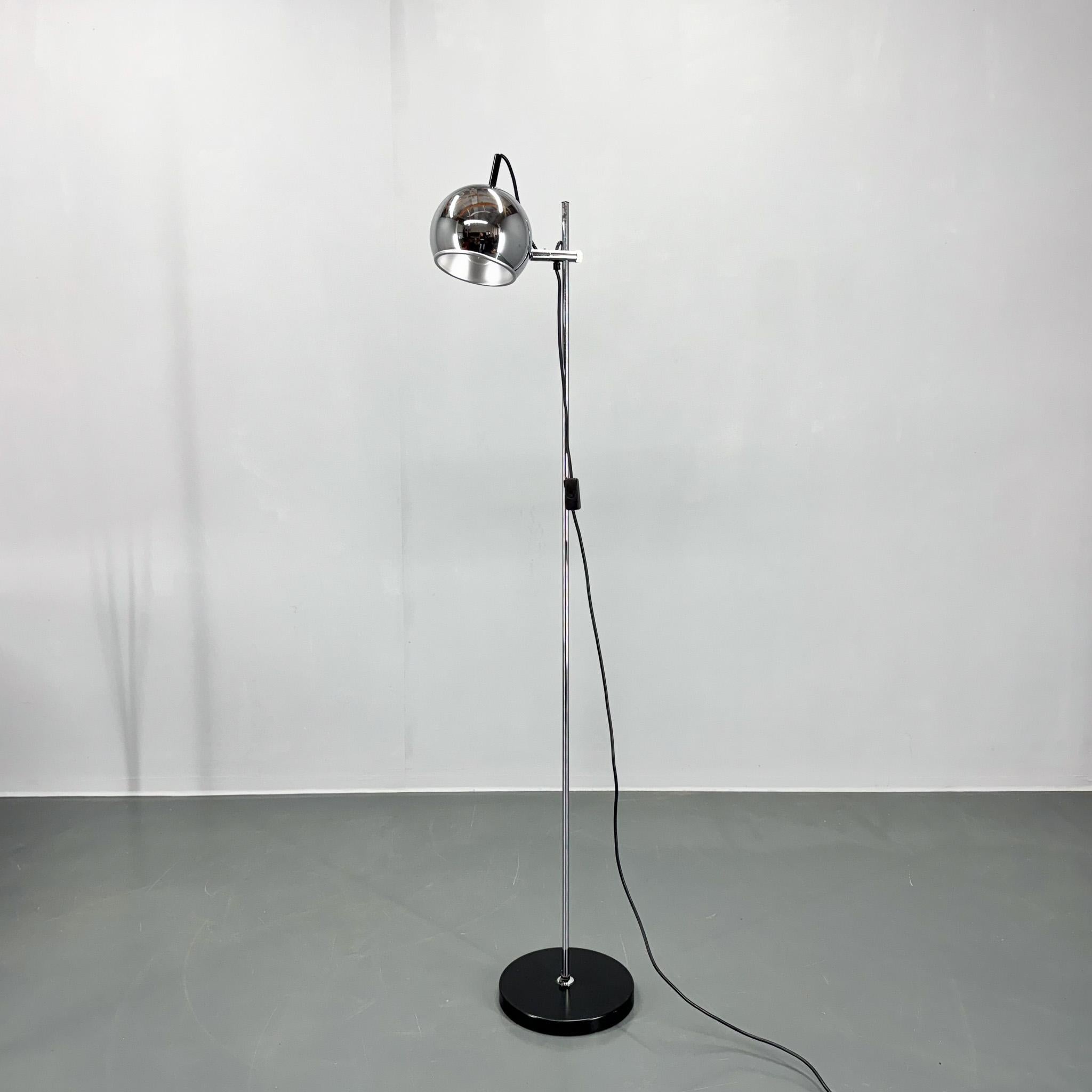 Lampada da terra cromata vintage con paralume regolabile in tutte le direzioni. Ottime condizioni. Realizzato in Germania negli anni '70. 
Adattatore USA incluso. Lampadina: 1 x E26 (E27).