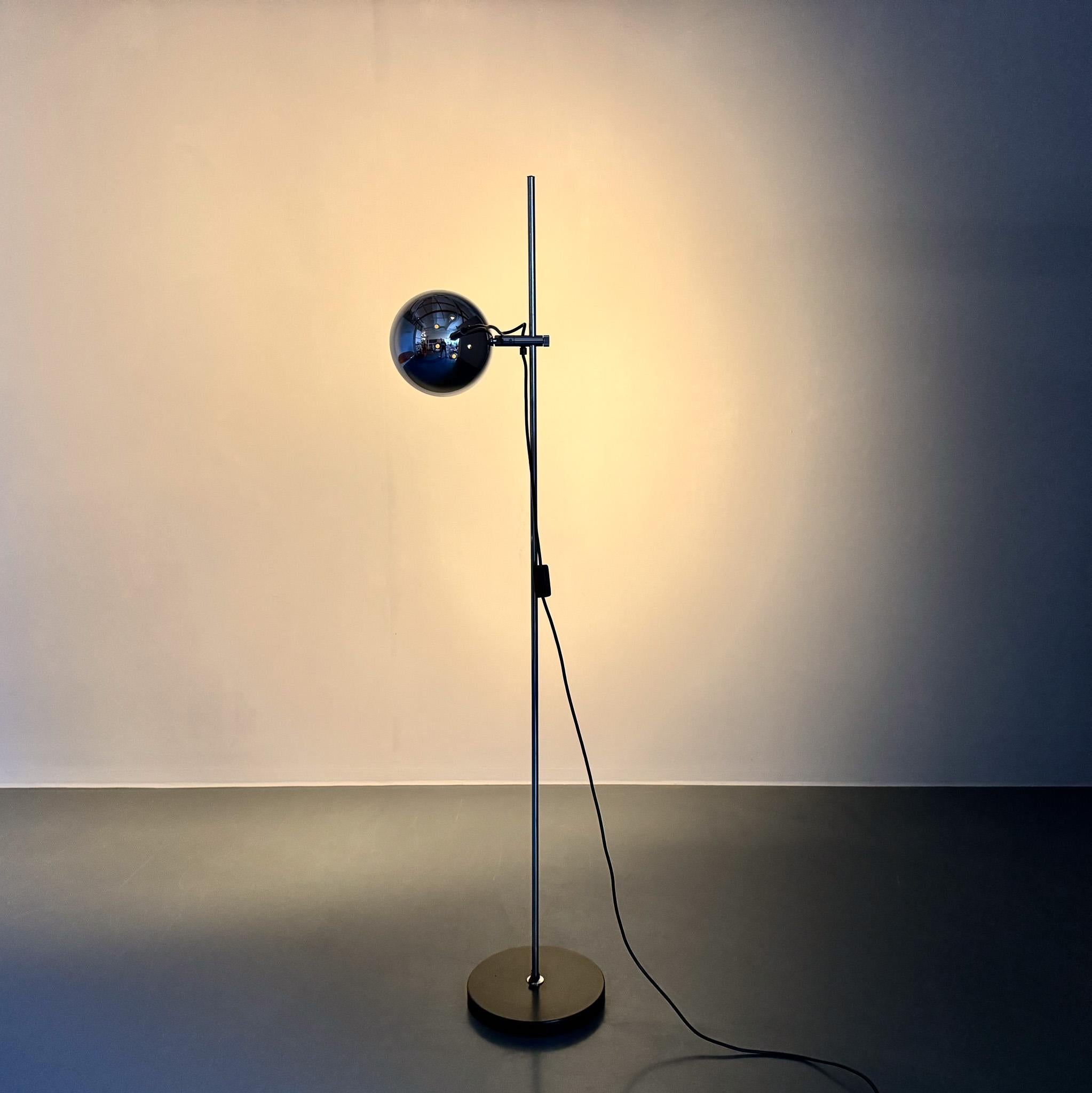 Mid-Century moderno Lampada da terra regolabile in cromo della metà del secolo scorso, Germania in vendita