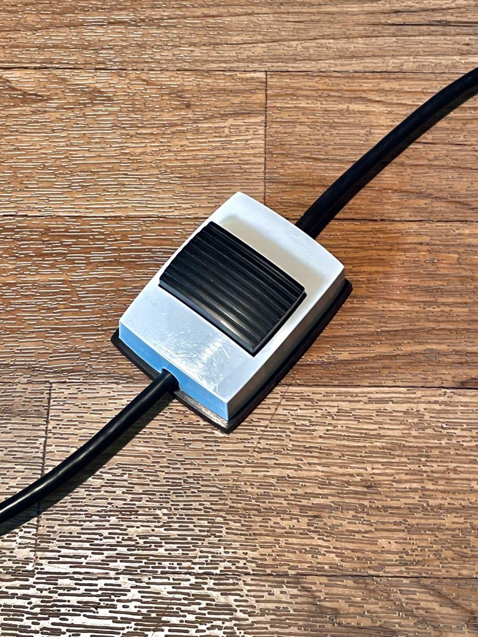 Lámpara de pie orbital ajustable cromada moderna de mediados de siglo con asa envuelta en cuero en venta 3
