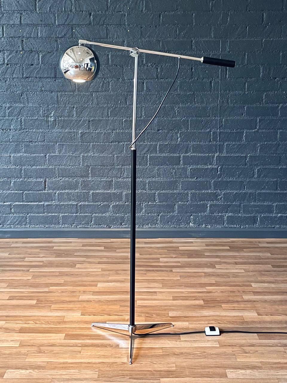 Estado: Estado original de época

Materiales: Cromo, asa forrada de cuero, columna de metal esmaltado

Elegante y arquitectónica, esta lámpara de pie italiana de los años 70 combina la precisión industrial con un estilo sin esfuerzo. La pantalla