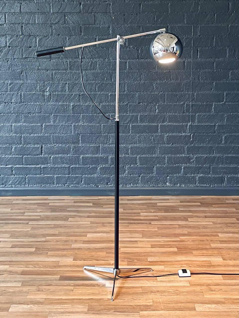Lámpara de pie orbital ajustable cromada moderna de mediados de siglo con asa envuelta en cuero Moderno de mediados de siglo en venta