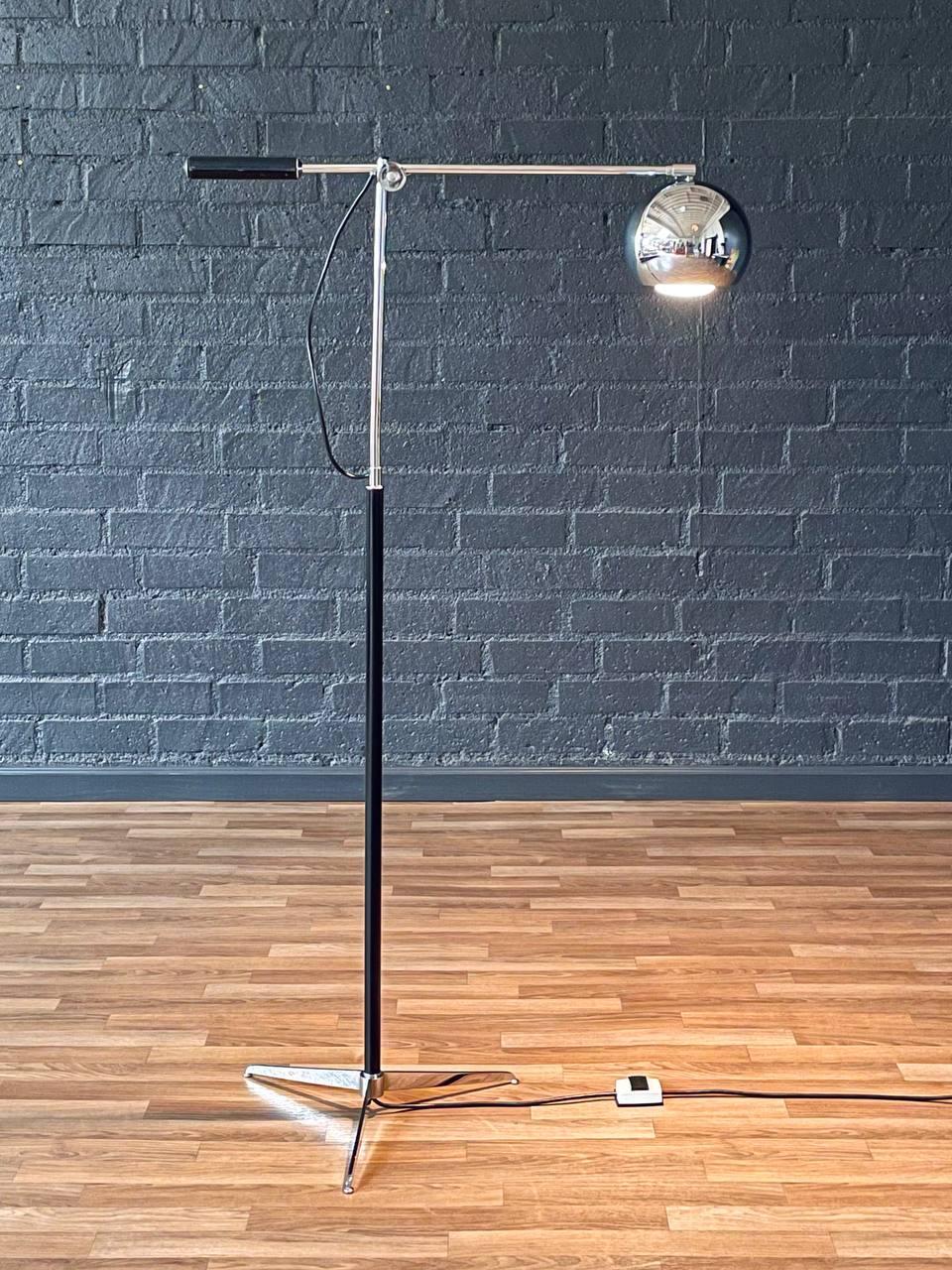 Lámpara de pie orbital ajustable cromada moderna de mediados de siglo con asa envuelta en cuero Italiano en venta