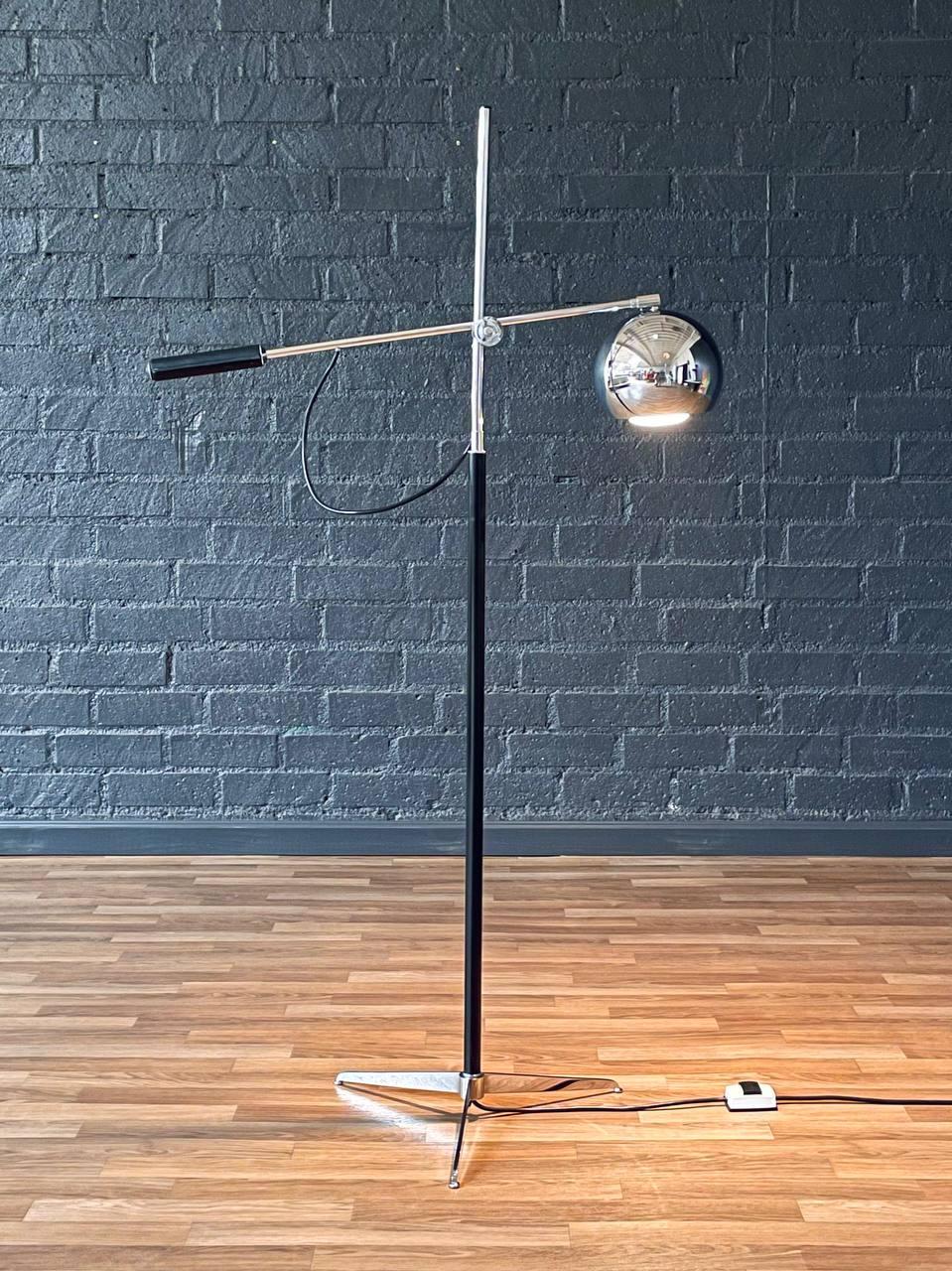 Lámpara de pie orbital ajustable cromada moderna de mediados de siglo con asa envuelta en cuero en Bueno estado para la venta en Los Angeles, CA