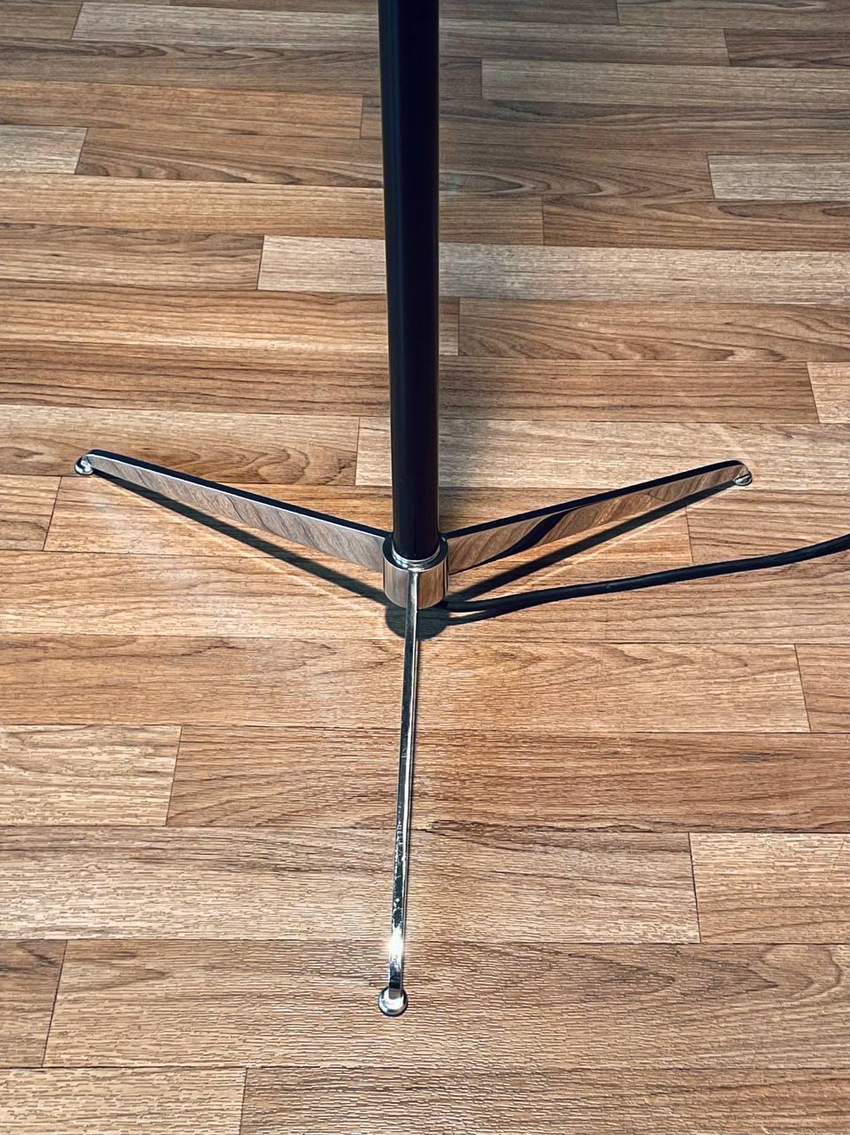 Lámpara de pie orbital ajustable cromada moderna de mediados de siglo con asa envuelta en cuero en venta 2