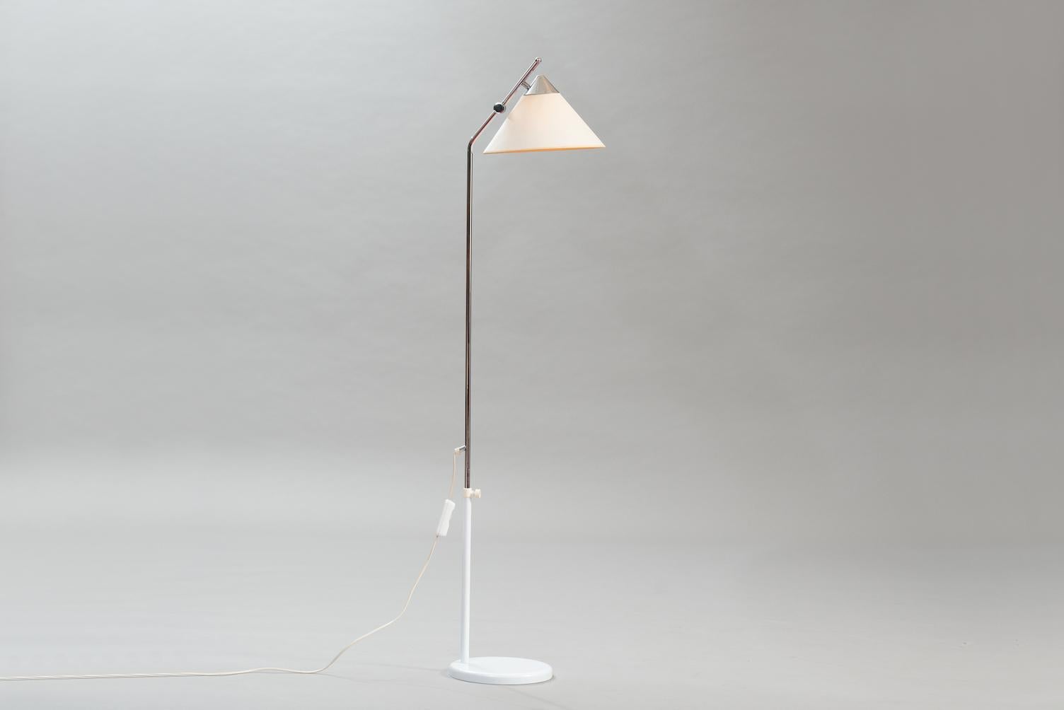 Lampadaire réglable en chrome et laqué blanc, de style Mid-Century Modern.
Diam. 29 cm (abat-jour), H 160 cm, P 33 cm.