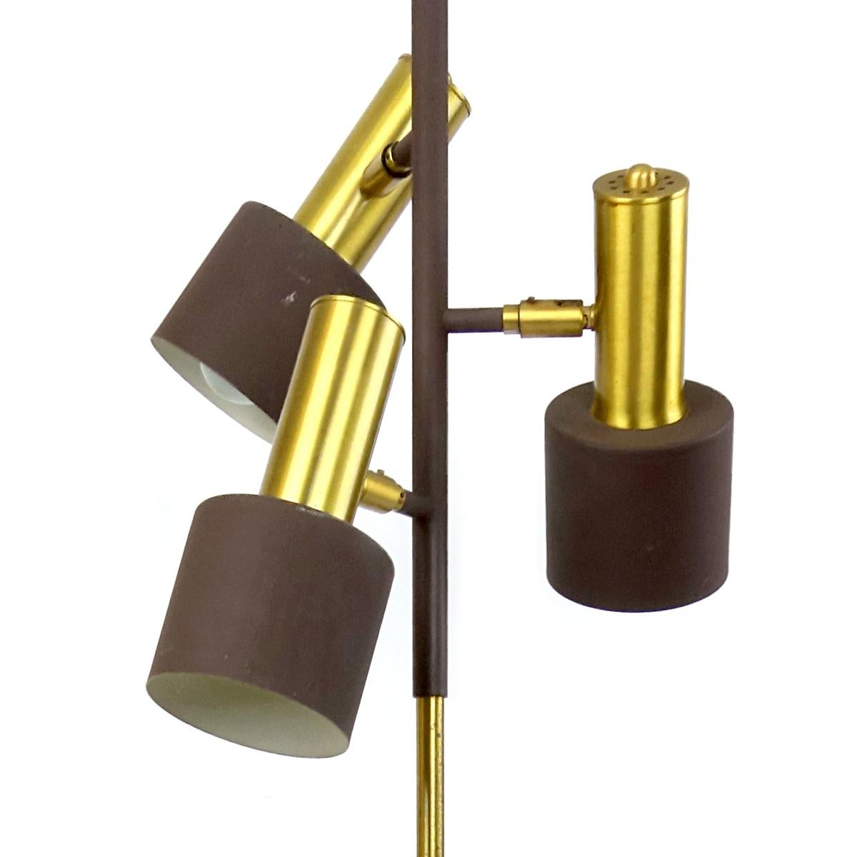 This floor lamp by famous Dutch light manufacturer RAAK Amsterdam has three lights that can be turned in about every direction, making it ideal for corners that need both uplighting and downlighting.
The lamp is made of steel and brass, with its
