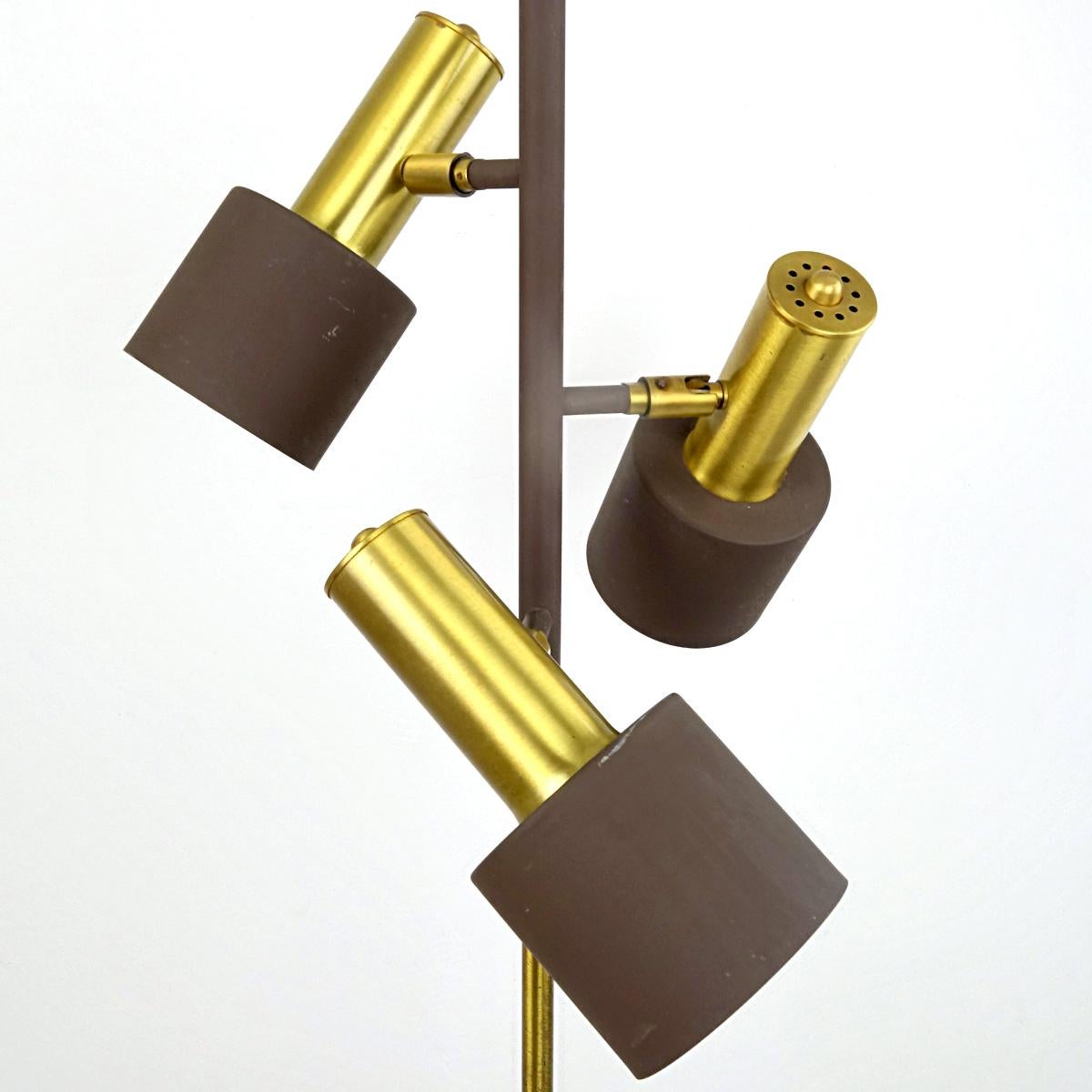 Mid-Century moderno Lampada da terra regolabile in ottone e marrone in stile Mid-Century Modern di RAAK Amsterdam in vendita