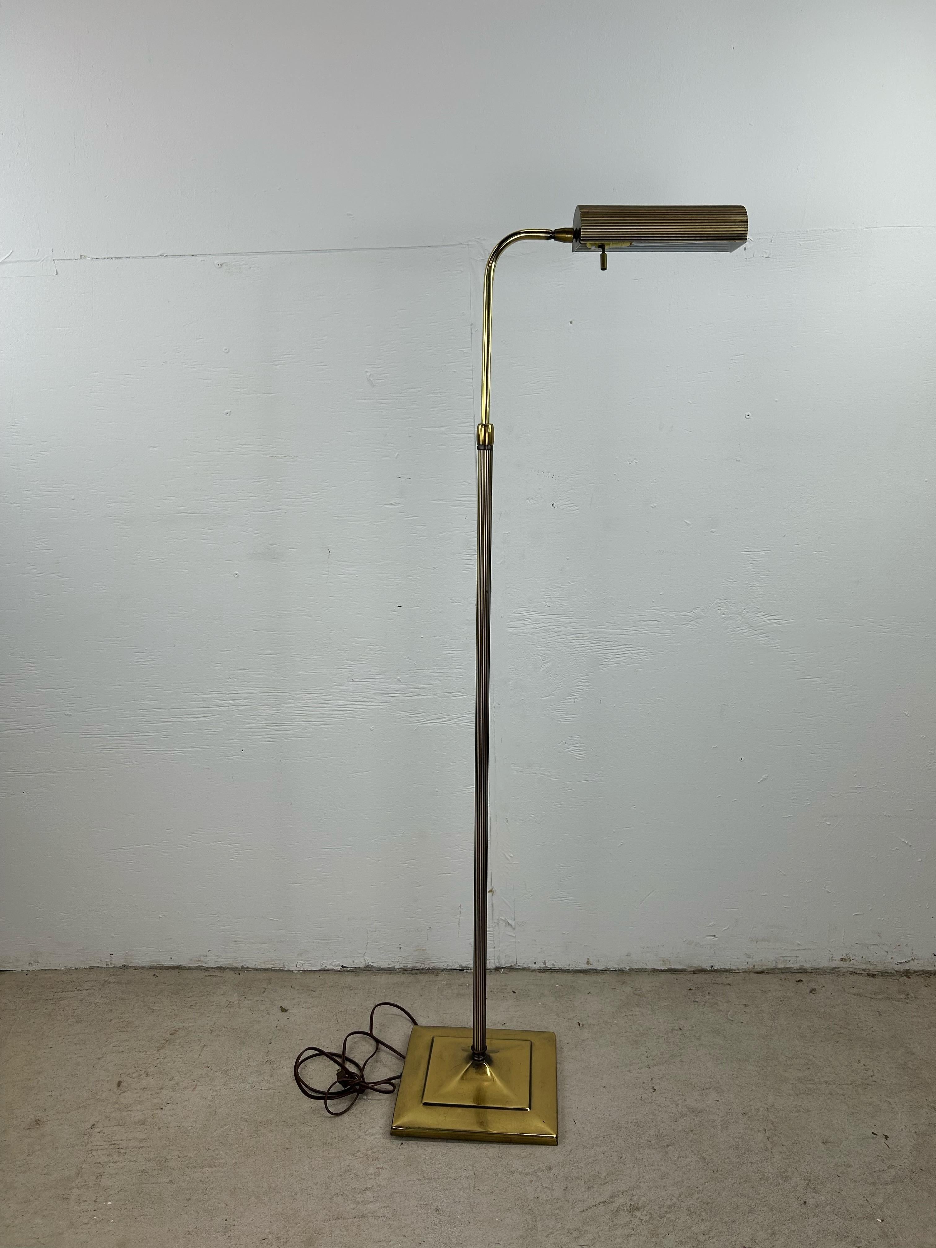 Lampadaire en laiton à hauteur réglable The Moderns en vente 3