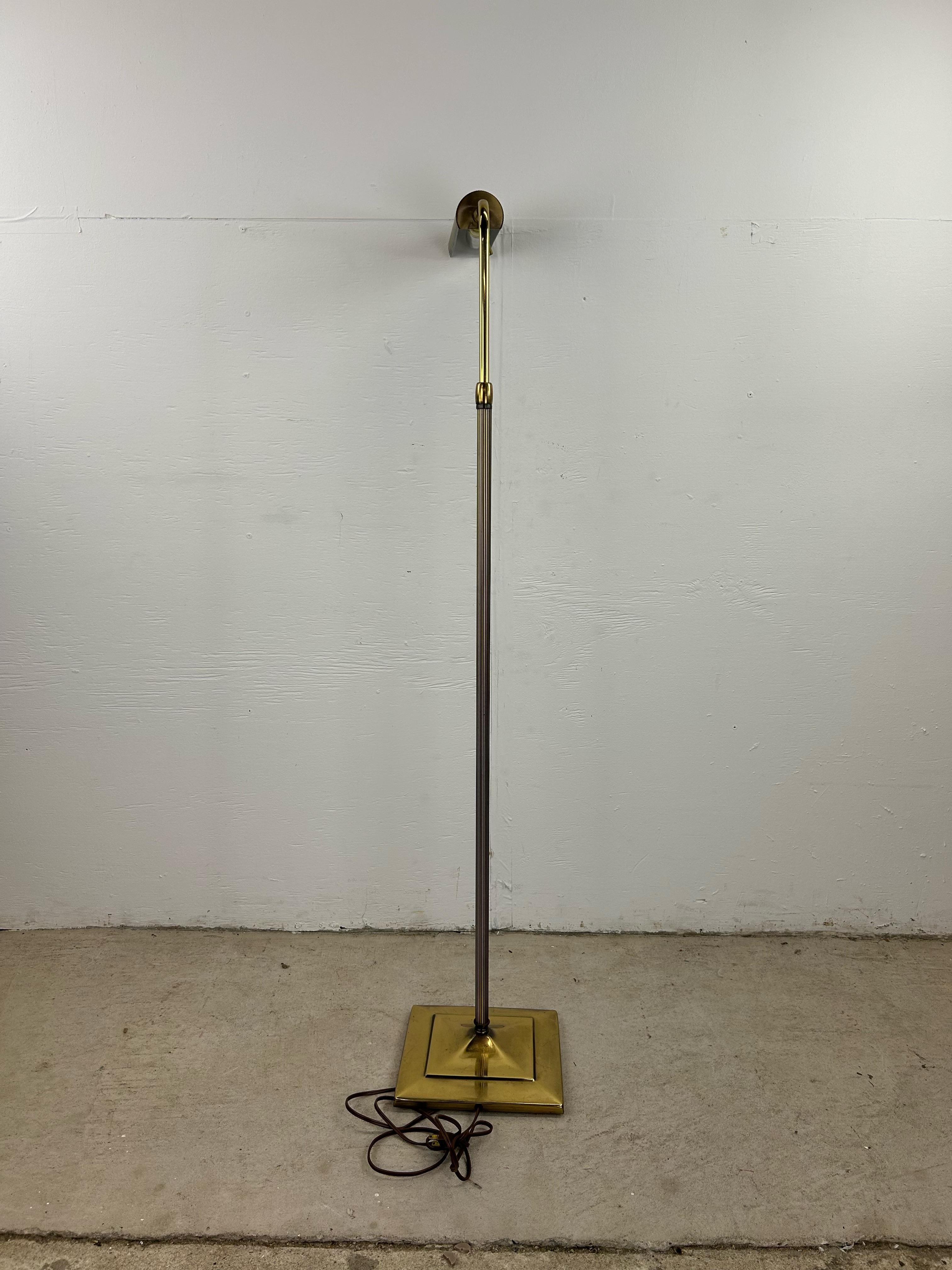 Lampadaire en laiton à hauteur réglable The Moderns en vente 5