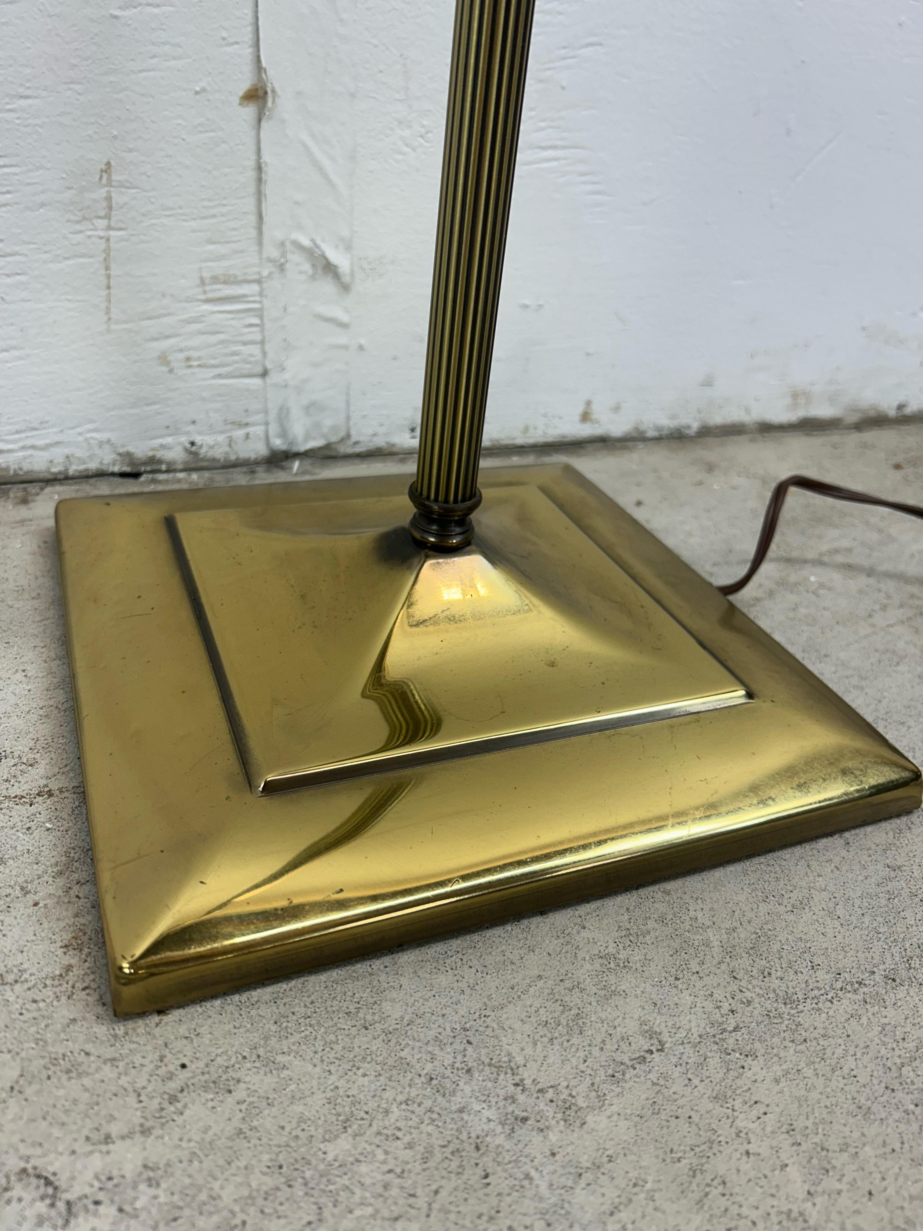 Lampadaire en laiton à hauteur réglable The Moderns en vente 10
