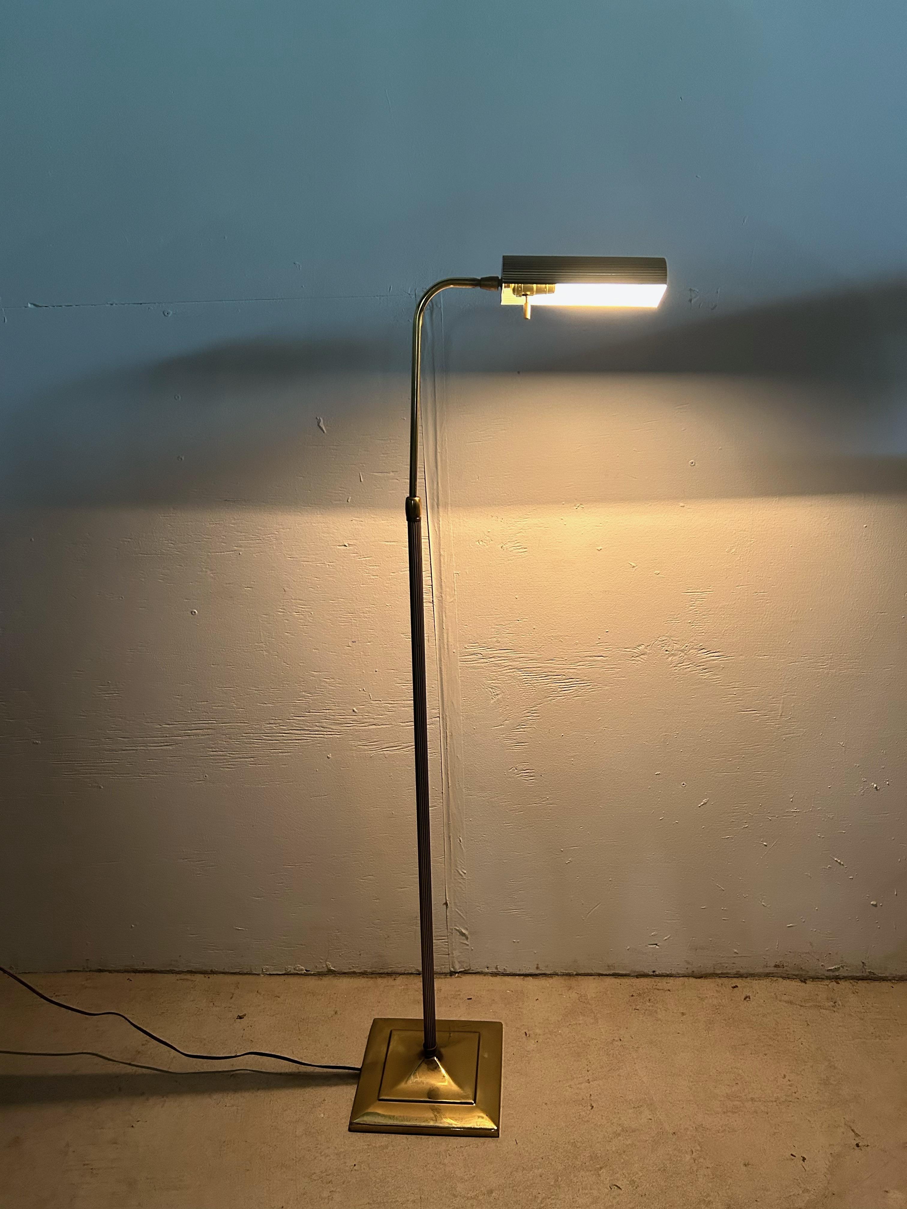 Mid-Century Modern Lampadaire en laiton à hauteur réglable The Moderns en vente