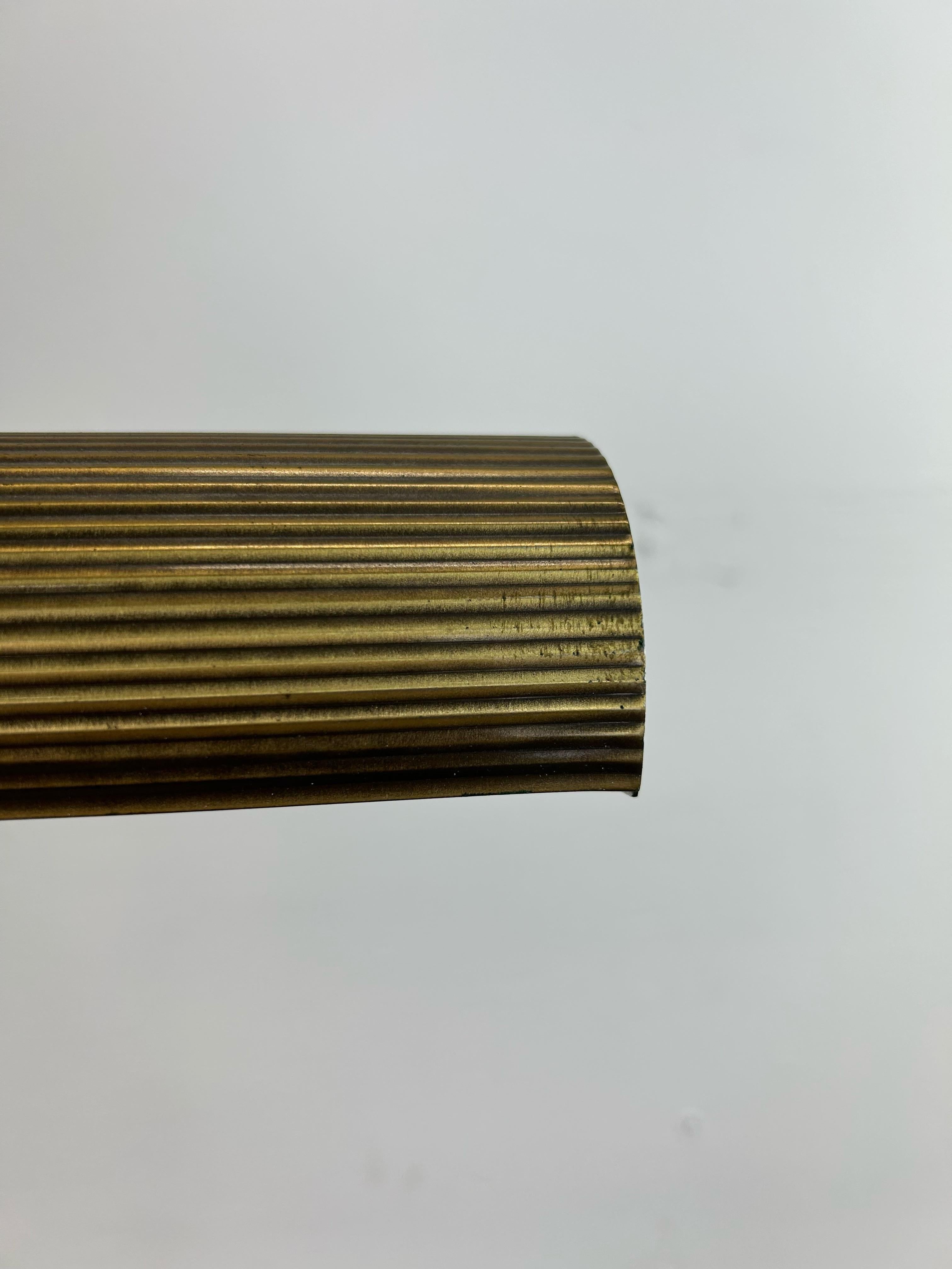 20ième siècle Lampadaire en laiton à hauteur réglable The Moderns en vente