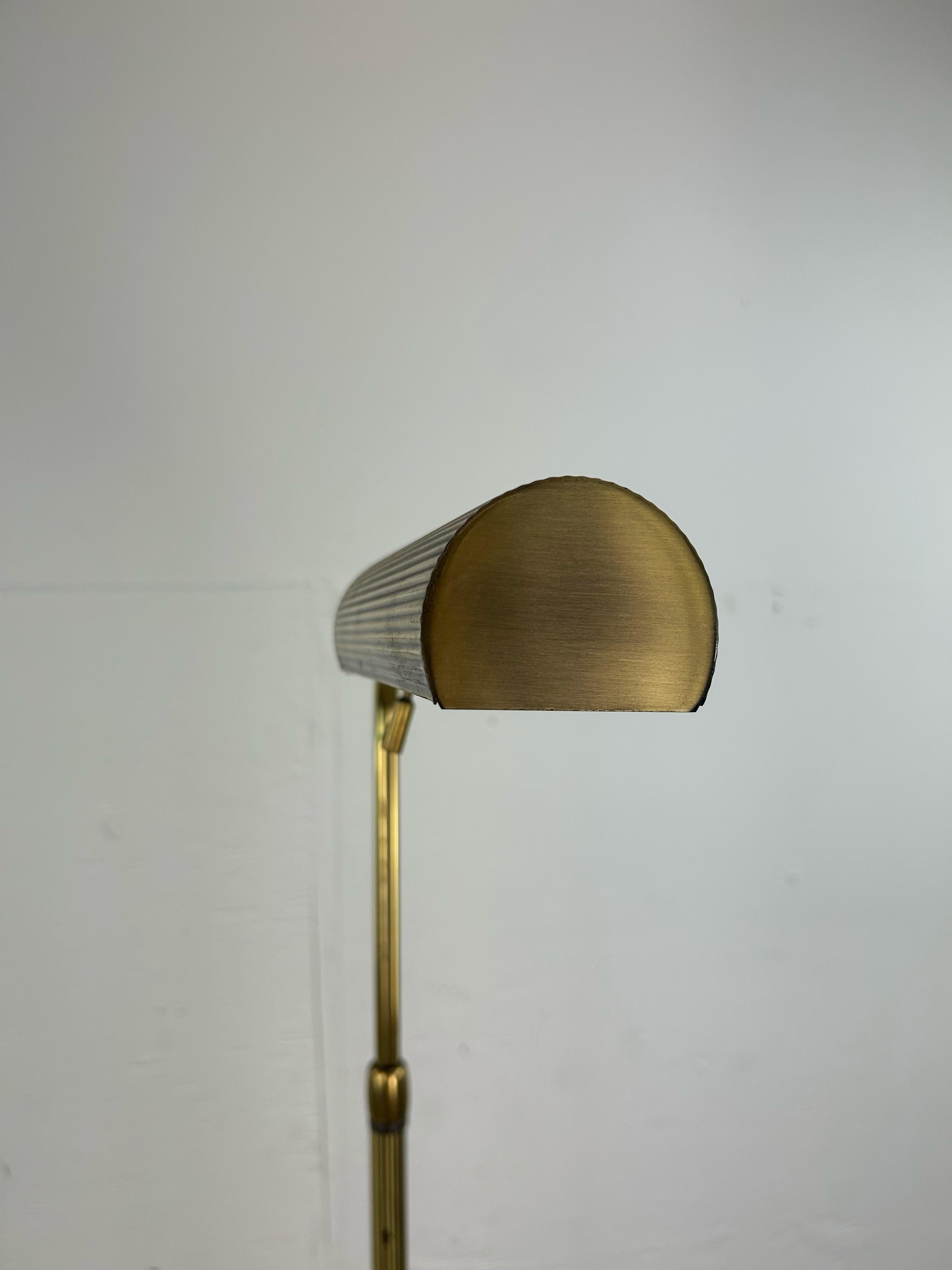 Laiton Lampadaire en laiton à hauteur réglable The Moderns en vente