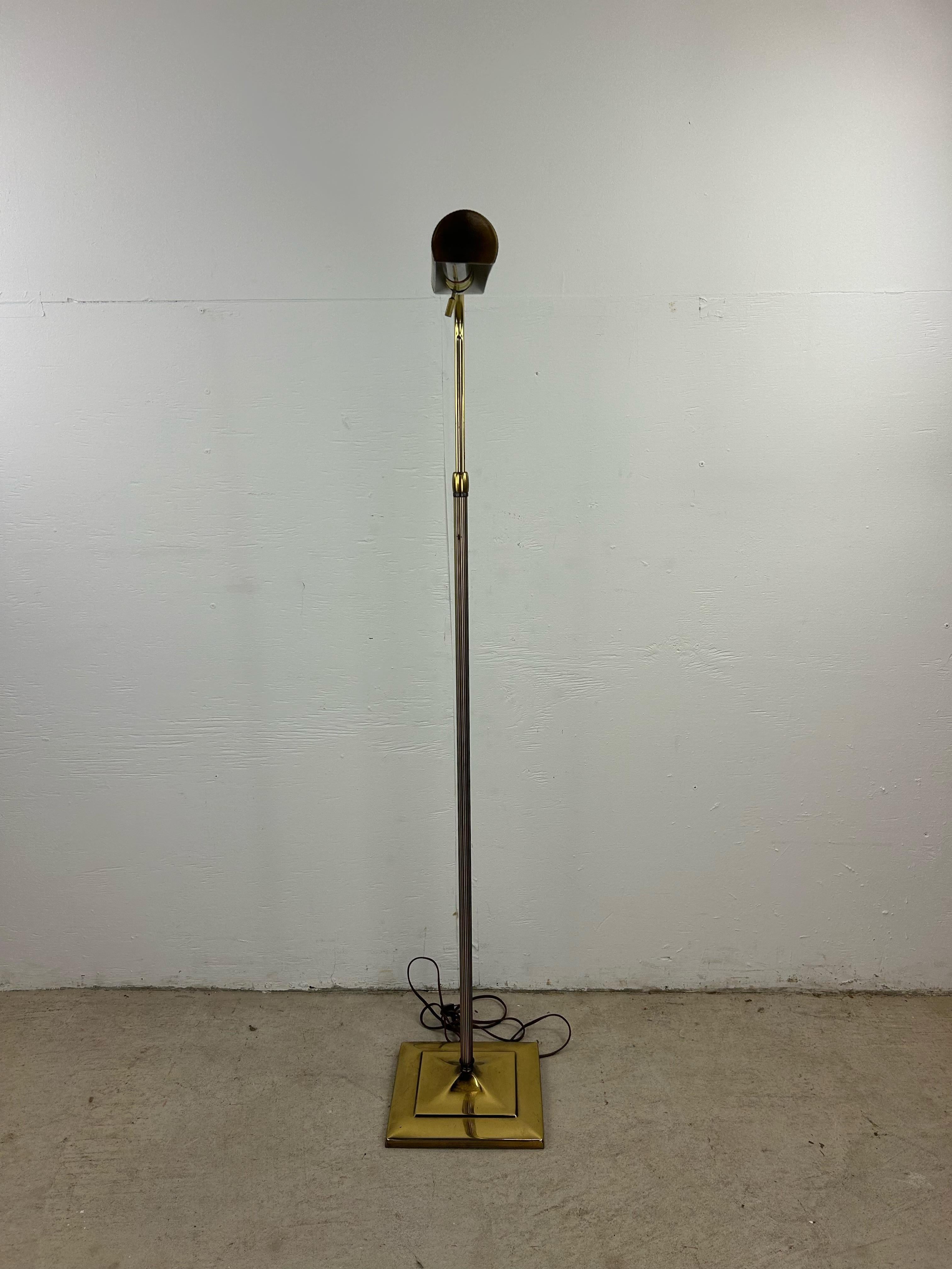 Lampadaire en laiton à hauteur réglable The Moderns en vente 1