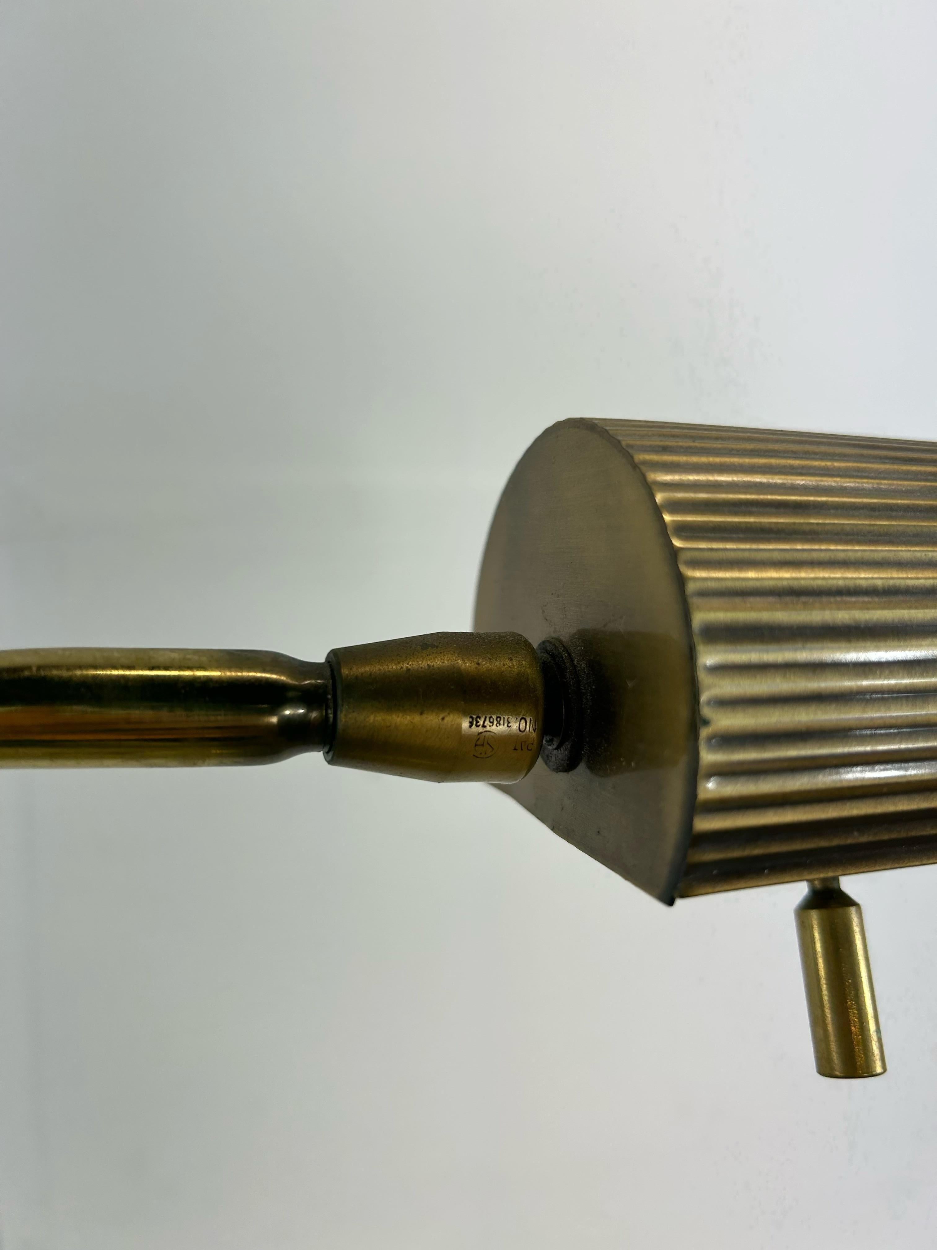Lampadaire en laiton à hauteur réglable The Moderns en vente 2