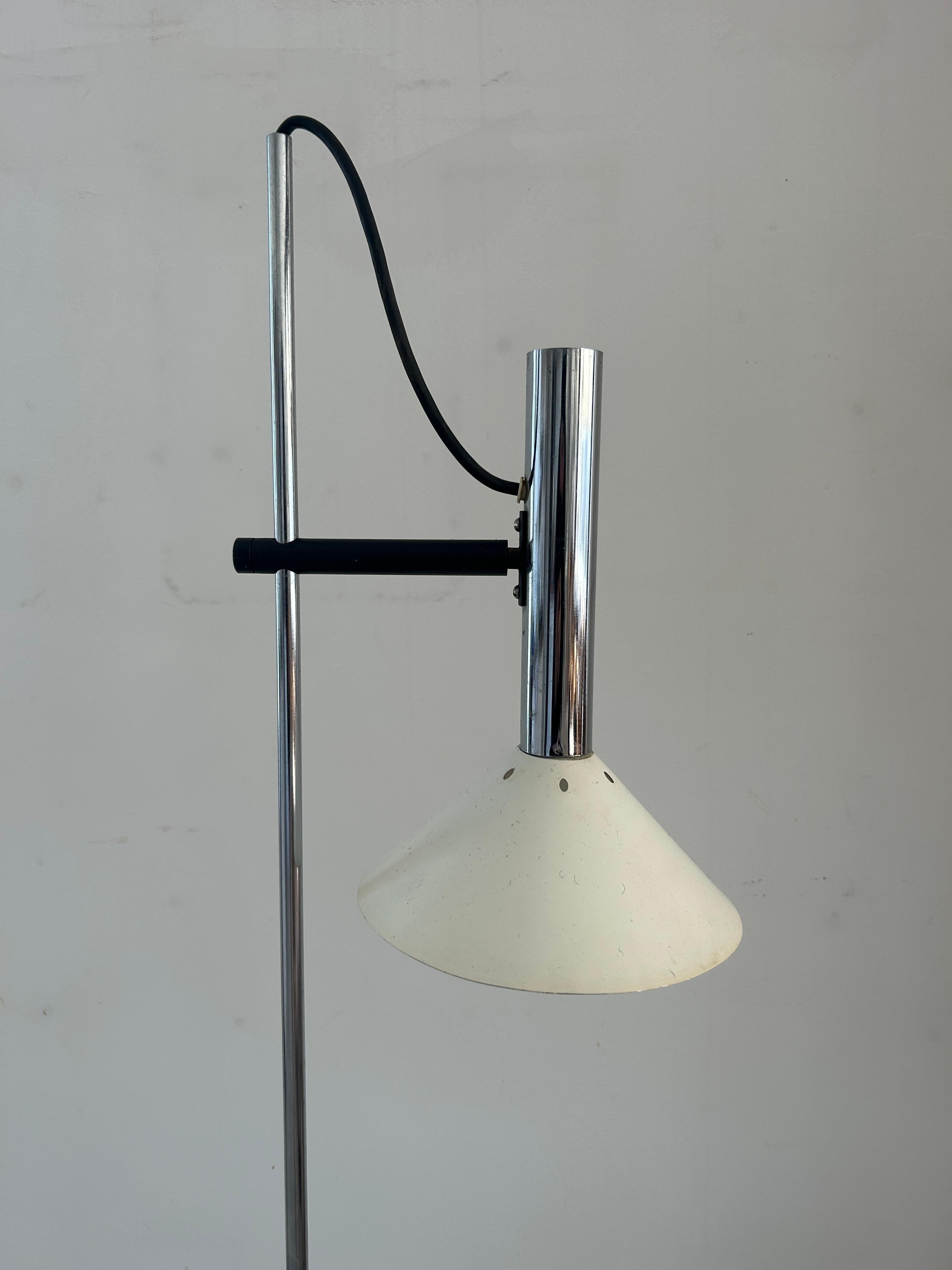 Lámpara de pie cromada de altura regulable moderna de mediados de siglo Estilo de Joe Colombo Estadounidense en venta