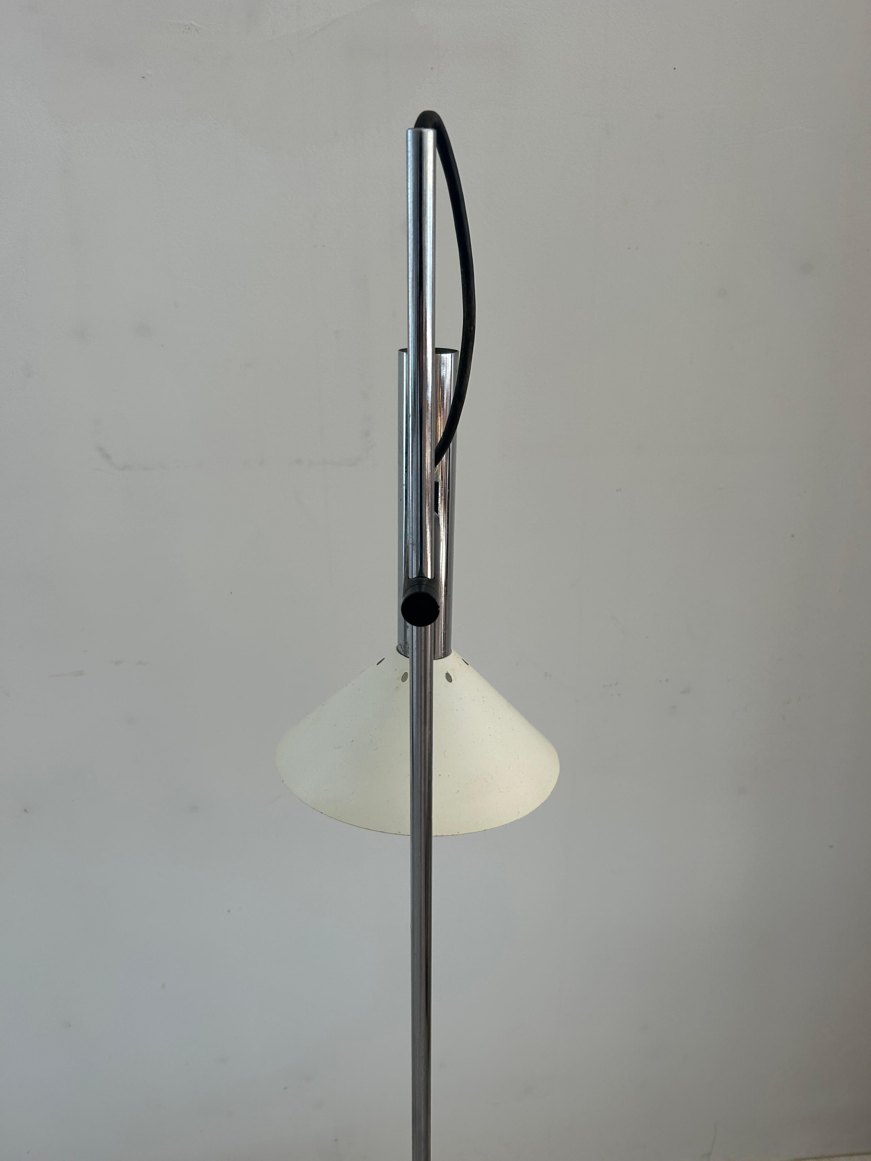Moderne verstellbare Chrom-Stehlampe im Stil von Joe Colombo aus der Mitte des Jahrhunderts im Zustand „Gut“ im Angebot in BROOKLYN, NY