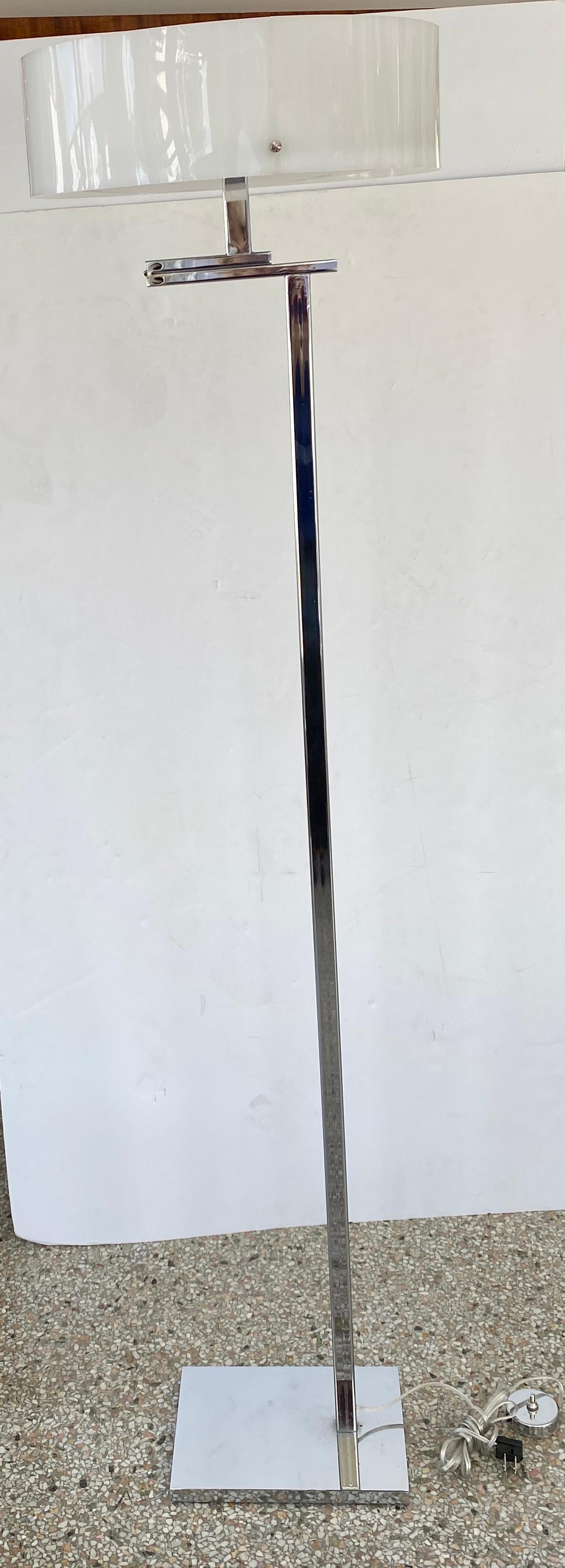 Mid-Century Modern Adjustable lamp in the Style of Nessen Lighting For Sale 5