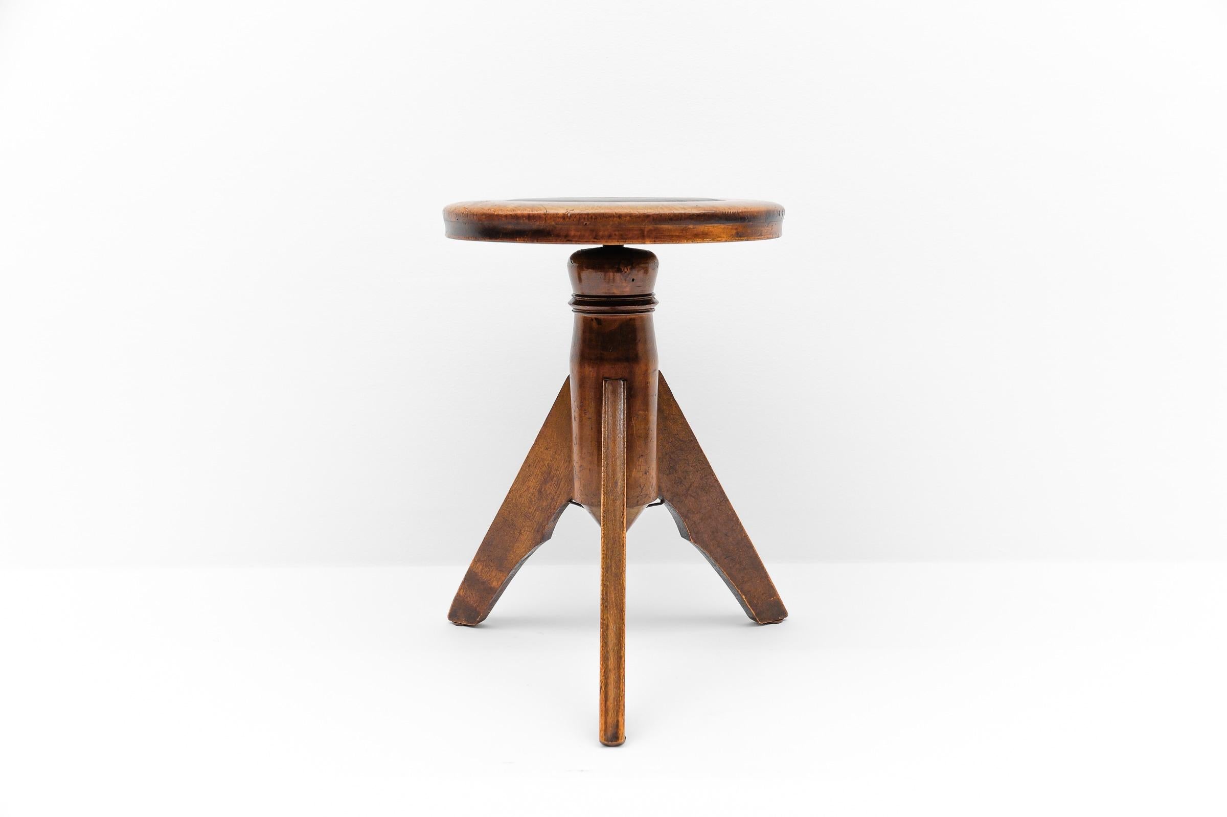 Mid-Century Modern verstellbarer Klavierhocker aus Leder, Metall und Holz, 1940/50er Jahre.

Maße: Einstellbar von 50cm bis 62cm. Sitzdurchmesser 30 cm.
