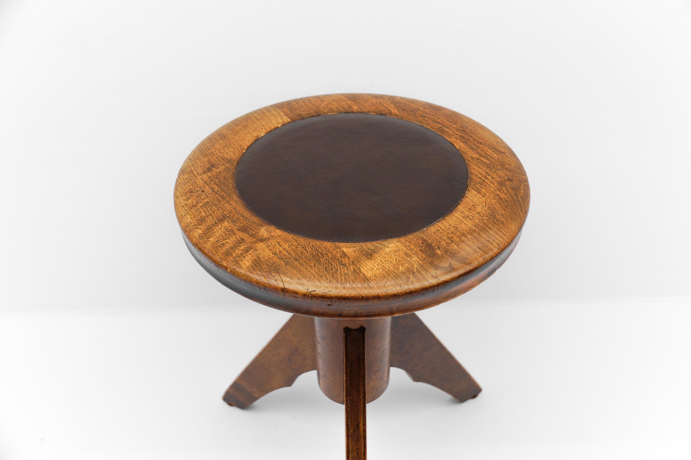 Mid-Century Modern Verstellbarer Klavierhocker aus Leder, Metall und Holz, 1950er Jahre im Zustand „Gut“ im Angebot in Nürnberg, Bayern