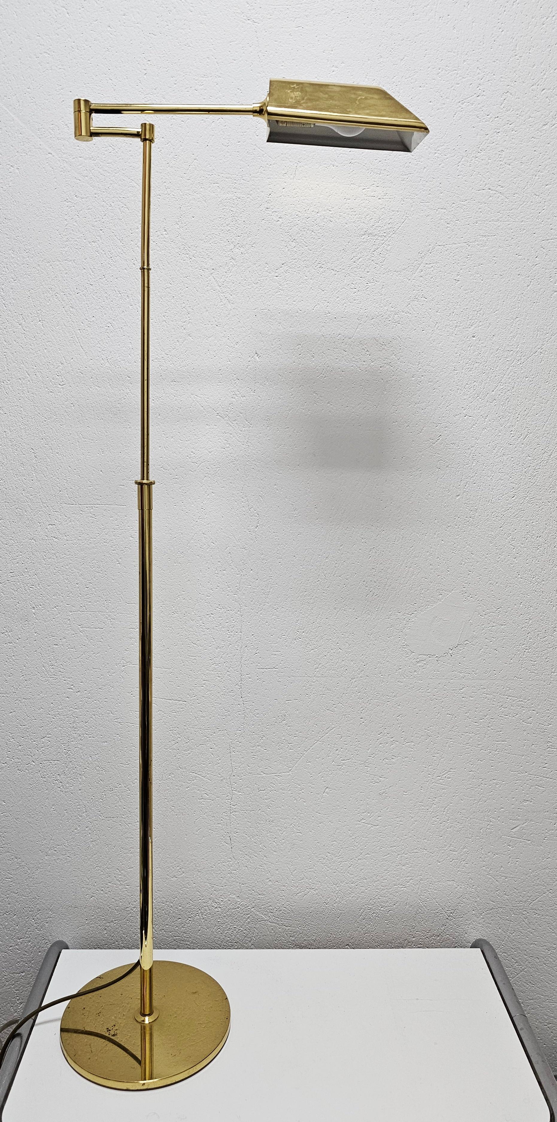 Mid-Century Modern Lampadaire à bras pivotant réglable moderne du milieu du siècle dernier en laiton, Allemagne, années 1960 en vente